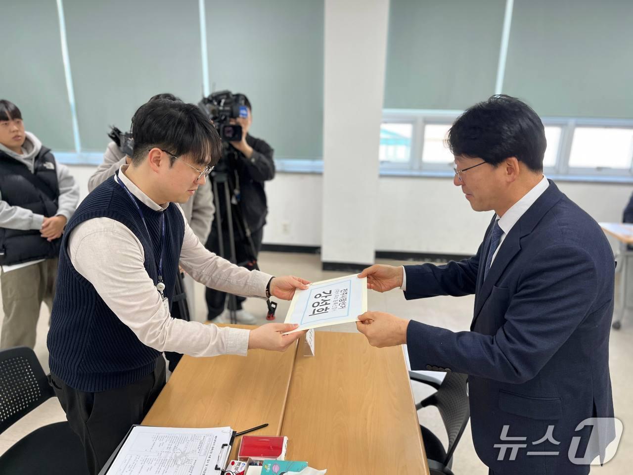 본문 이미지 - 20일 강성희 전 국회의원이 6·3 지방선거 전주시장 선거 예비후보에 등록하고 있다.(진보당제공, 재판매 및 DB금지)2026.2.20/뉴스1