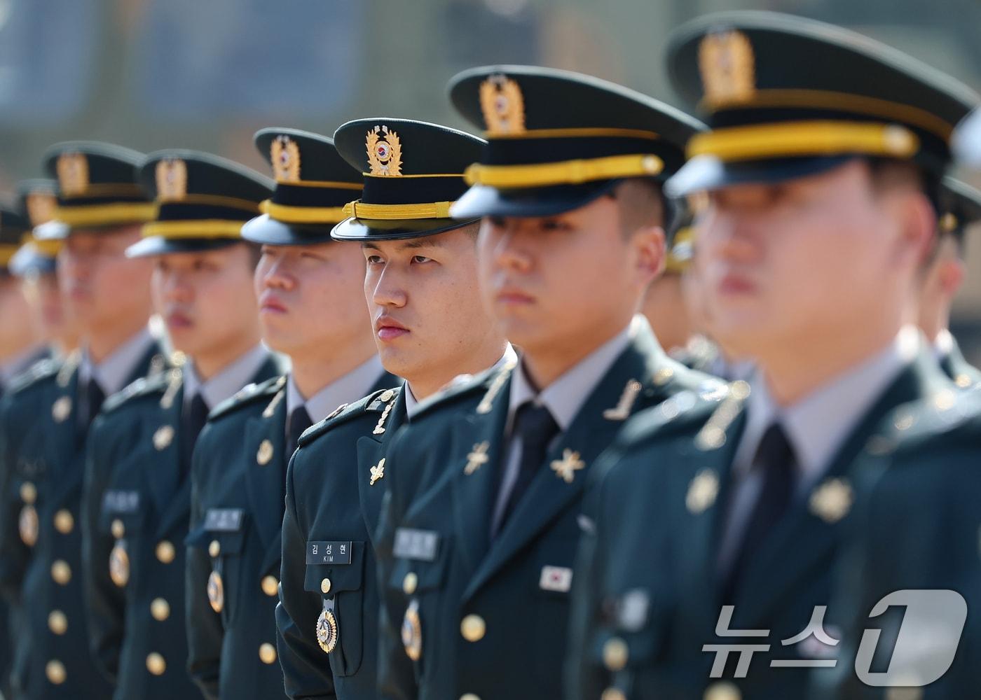 본문 이미지 - 충남 계룡대 대연병장에서 열린 육·해·공군 사관학교 통합임관식. 2026.2.20 ⓒ 뉴스1 이재명 기자
