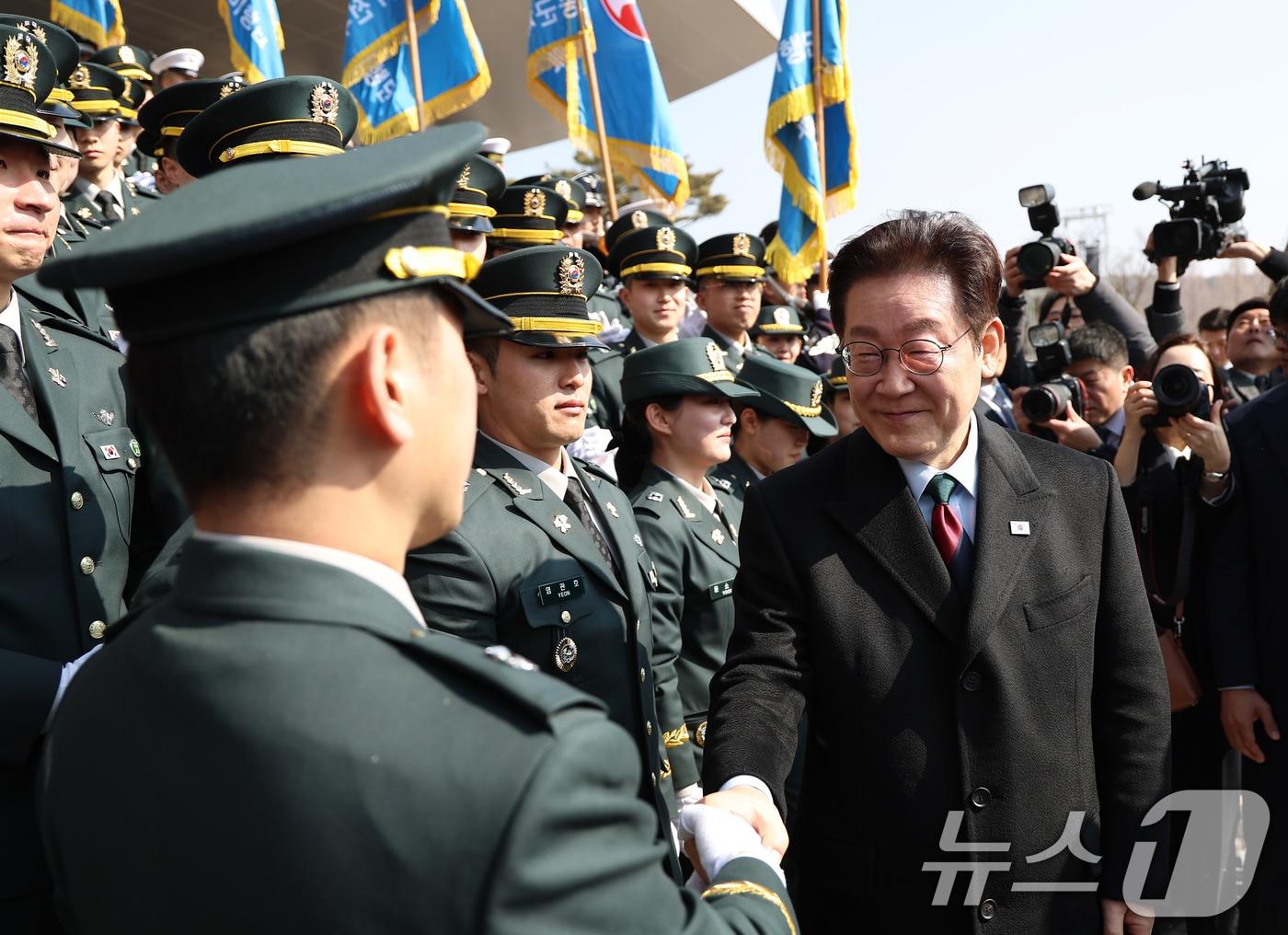 본문 이미지 - 이재명 대통령이 20일 충남 계룡대 대연병장에서 열린 육·해·공군 사관학교 통합임관식을 마친 후 신임 장교들을 격려하고 있다. 2026.2.20 ⓒ 뉴스1 이재명 기자