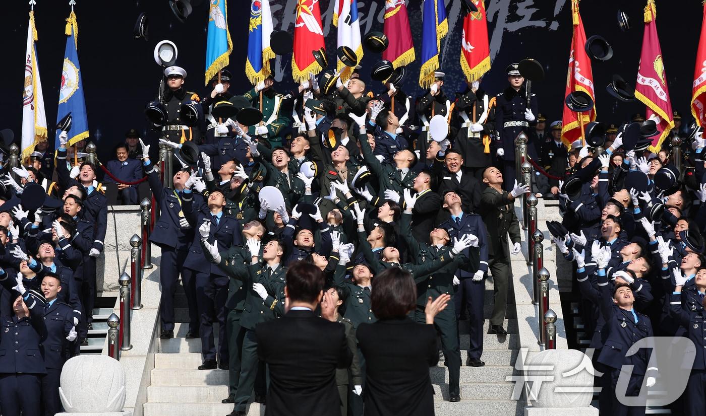 본문 이미지 - 이재명 대통령과 김혜경 여사가 지난 2월 충남 계룡대 대연병장에서 열린 육·해·공군 사관학교 통합임관식에서 모자를 던지며 자축하는 신임 장교를 향해 박수를 치고 있다. 2026.2.20 ⓒ 뉴스1 이재명 기자