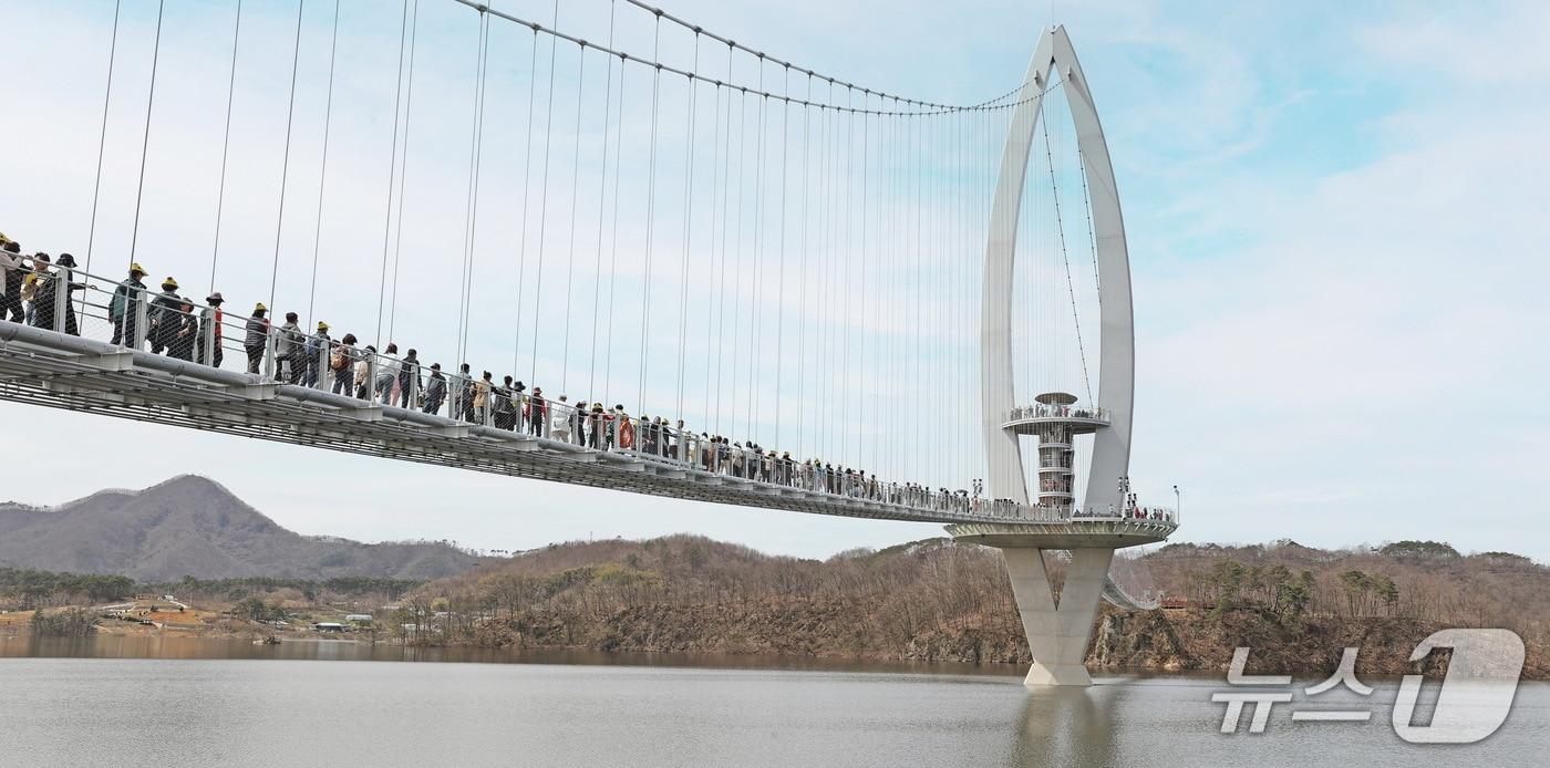 본문 이미지 - 동절기 휴장을 마친 전북 임실군의 옥정호 출렁다리와 붕어섬 생태공원이 새 단장을 하고 관광객 맞이에 나선다.(임실군제공, 재판매 및 DB금지)2026.2.20/뉴스1