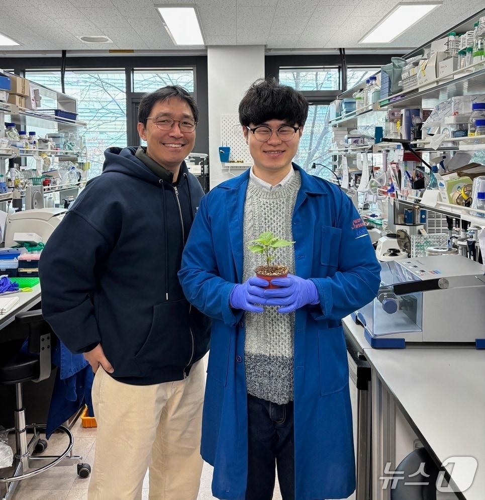 본문 이미지 - 김상규 KAIST 생명공학과 교수(왼쪽)와 임종부 박사(KAIST 제공) /뉴스1