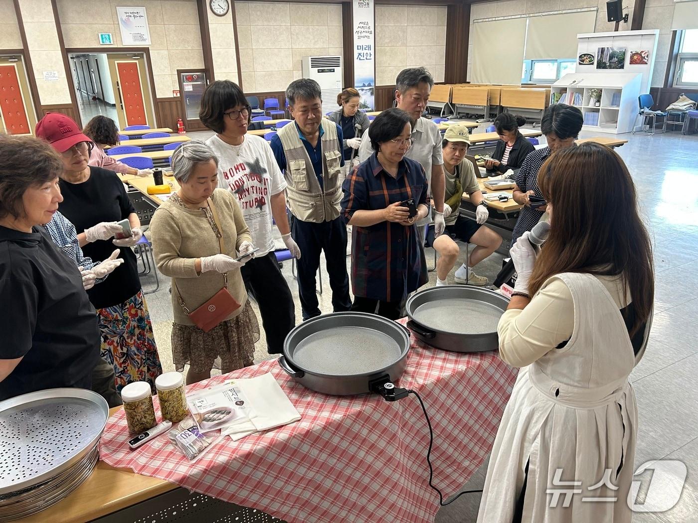 본문 이미지 - 전북 진안군은 오는 3월 11일까지 지역농업 현장 최고 전문가 육성을 목표로 운영하고 있는 '환경농업대학' 교육생을 모집한다.(진안군제공. 재판매 및 DB금지)2026.2.20/뉴스1