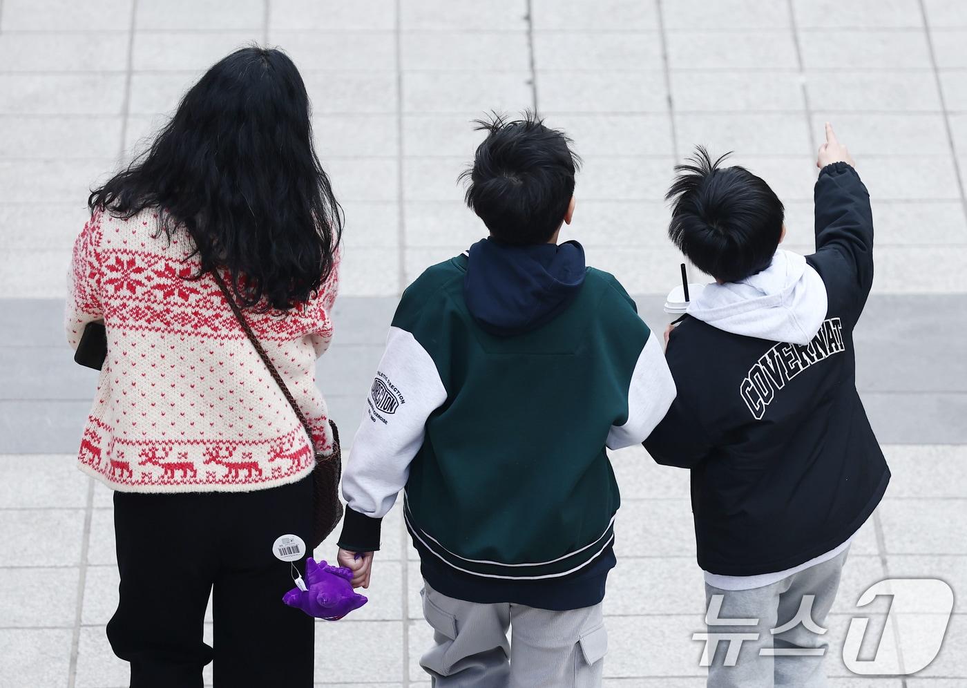 본문 이미지 - 서울 낮 최고 기온이 10도 이상 오르며 포근한 날씨를 보인 20일 오후 서울 청계천에서 시민들이 산책을 하고 있다. 2026.2.20 ⓒ 뉴스1 김민지 기자