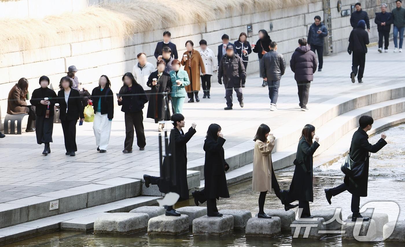본문 이미지 - 서울 낮 최고 기온이 10도 이상 오르며 포근한 날씨를 보인 20일 오후 서울 청계천에서 시민들이 산책을 하고 있다. 2026.2.20 ⓒ 뉴스1 김민지 기자