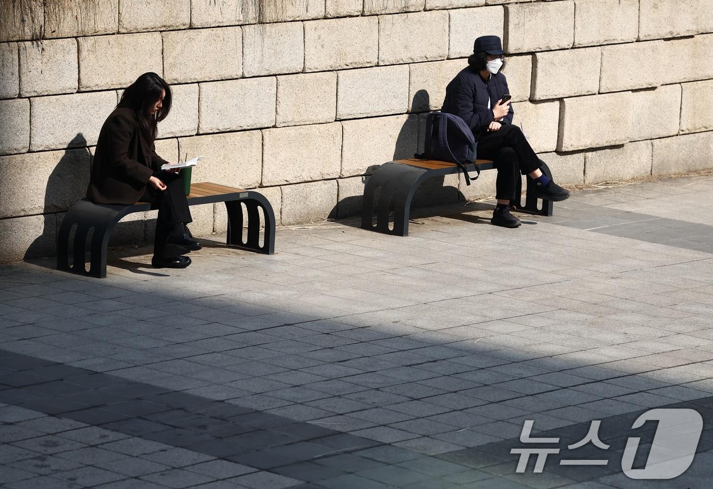 본문 이미지 - 서울 낮 최고 기온이 10도 이상 오르며 포근한 날씨를 보인 20일 오후 서울 청계천에서 시민들이 의자에 앉아 쉬고 있다. 2026.2.20 ⓒ 뉴스1 김민지 기자