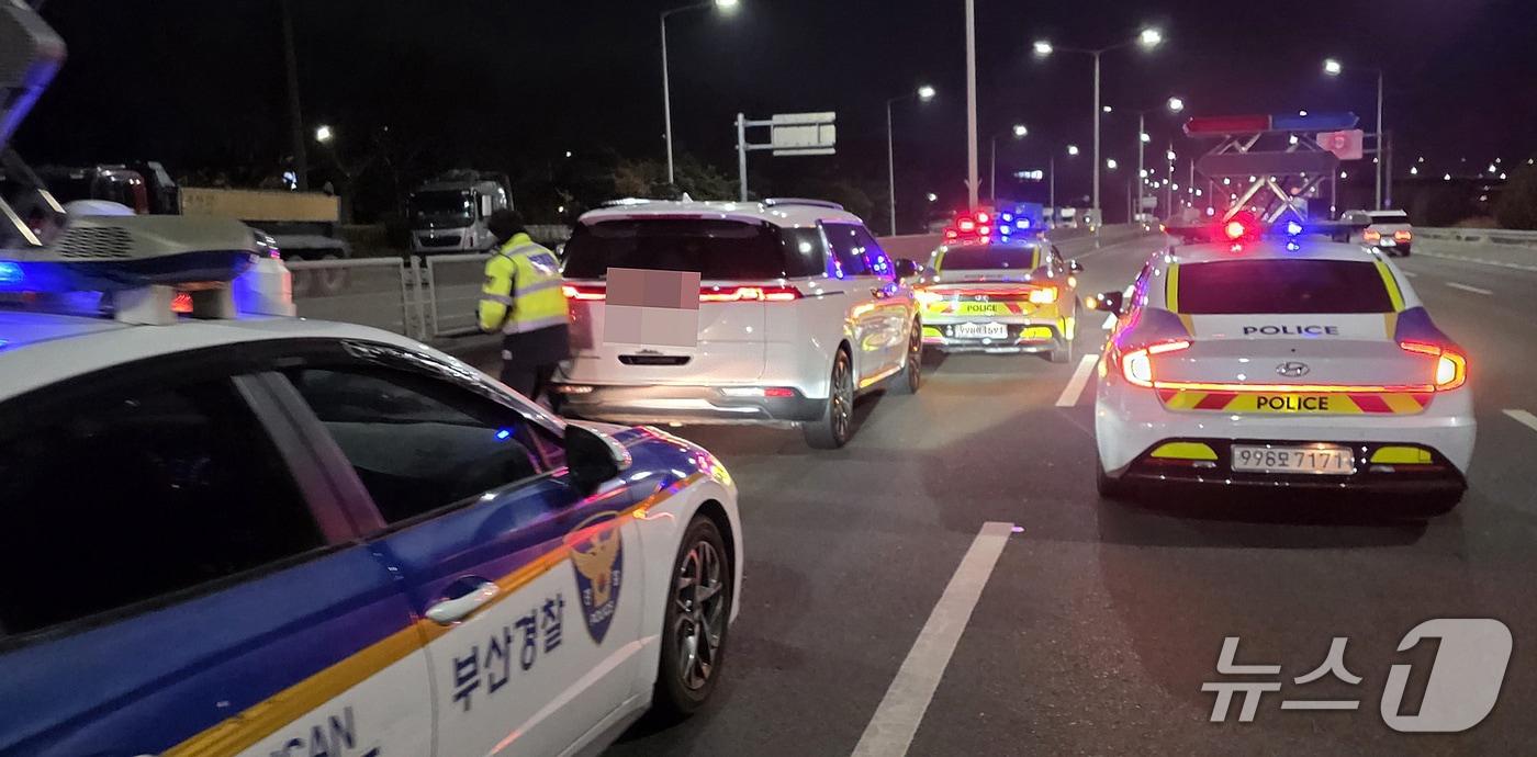 본문 이미지 - 지난 18일 오후 부산 동래구 안락동에서 경찰의 정차 요구에 불응하고 도주한 음주운전 차량을 경찰이 막아서고 있다. (부산 북부경찰서 제공. 재판매 및 DB 금지)