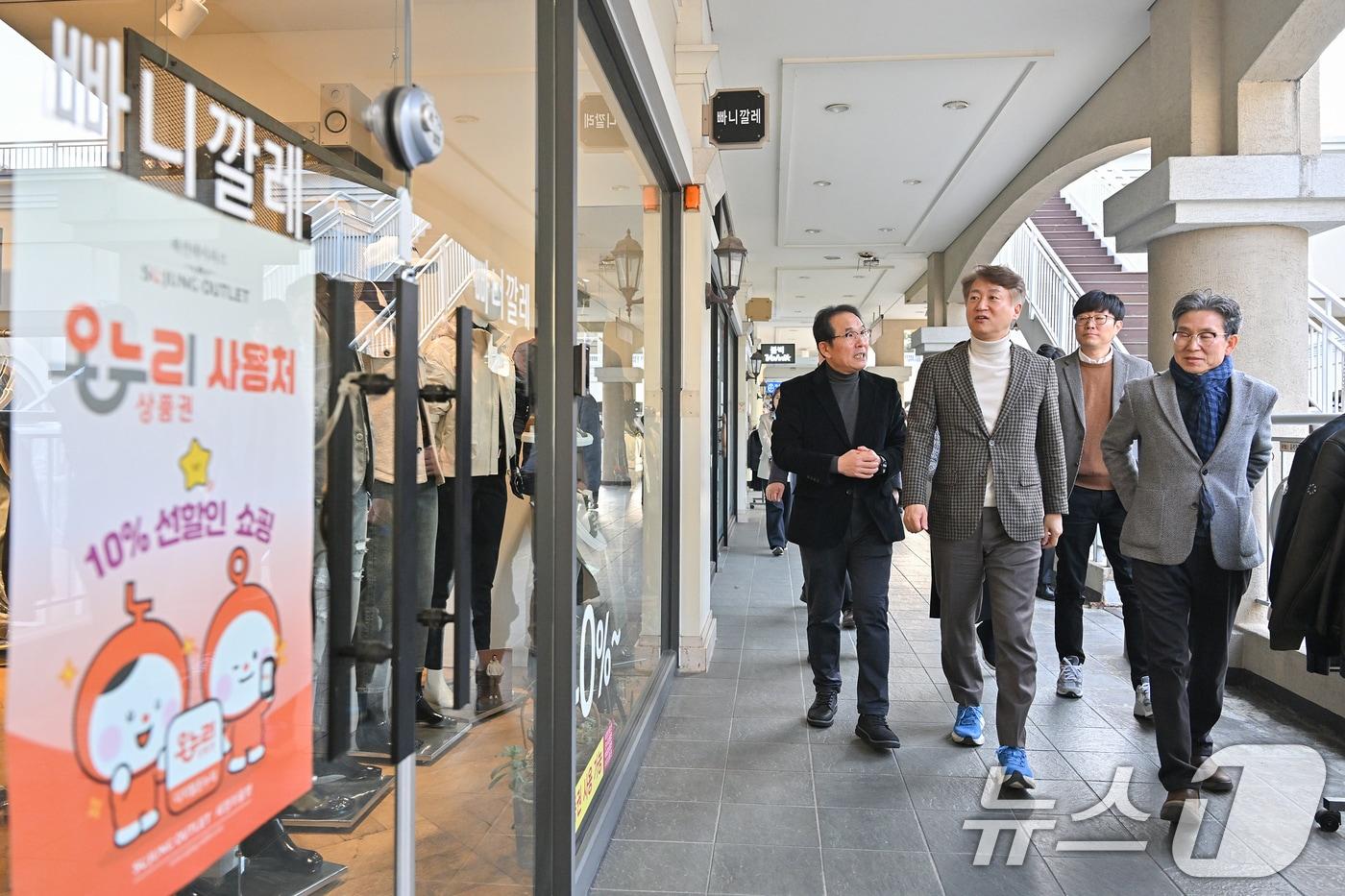 본문 이미지 - 김이강 광주 서구청장이 19일 광주 최초 자율상권구역으로 지정된 세정아울렛에서 온누리상품권 가맹 현황을 점검하고 있다. (광주 서구 제공. 재판매 및 DB금지) 2026.2.20 ⓒ 뉴스1 