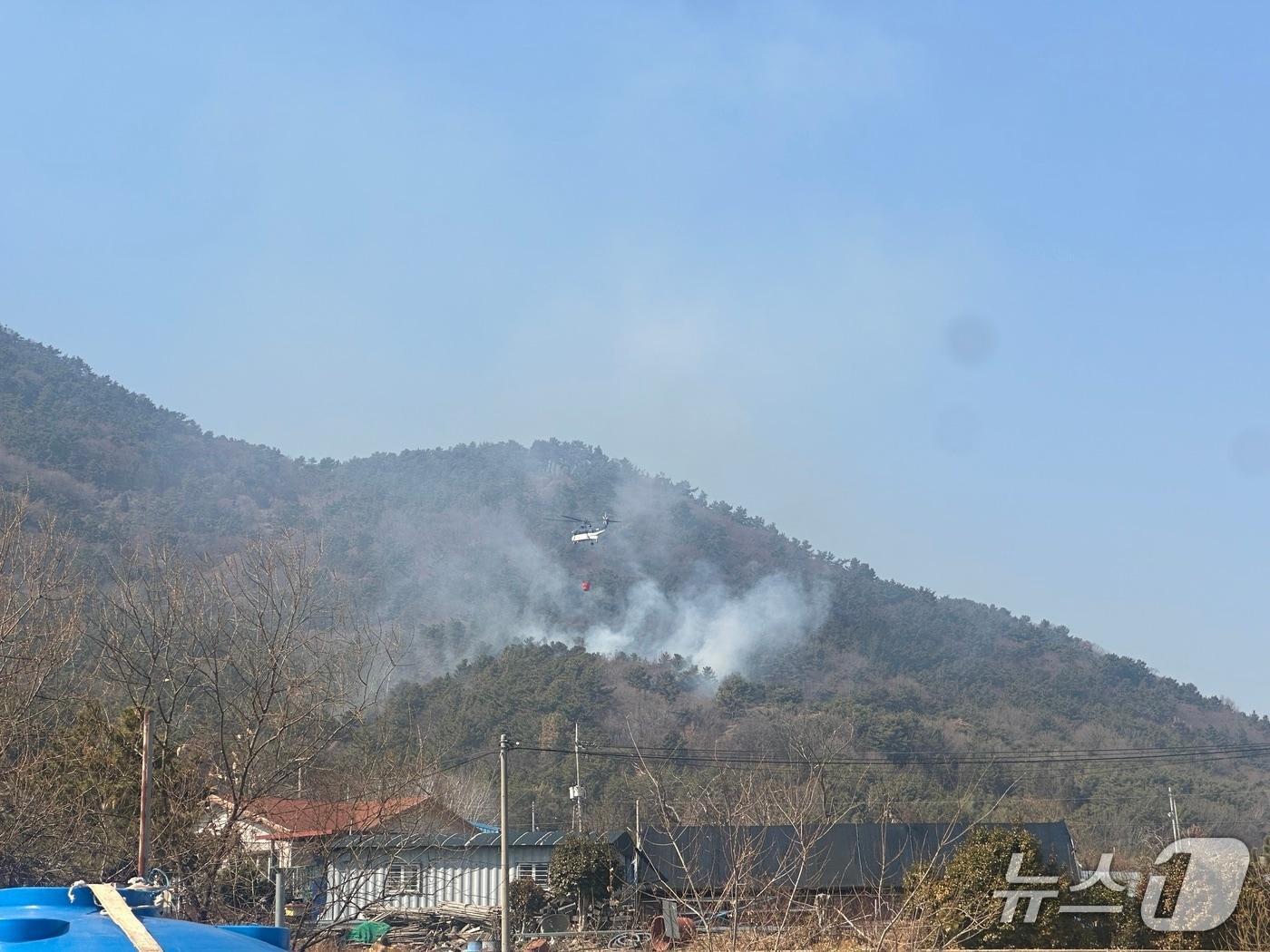 본문 이미지 - 고성군 산불 현장에 출동한 헬기.(독자 제공. 재판매 및 DB금지)