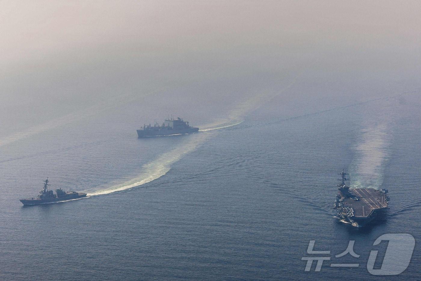 본문 이미지 - 지난 6일 미 해군은 니미츠급 항공모함 USS 에이브러햄 링컨(오른쪽)이 다른 미 해군 함정과 함께 항해하고 있는 사진을 공개했다.. 2026.02.06. ⓒ AFP=뉴스1