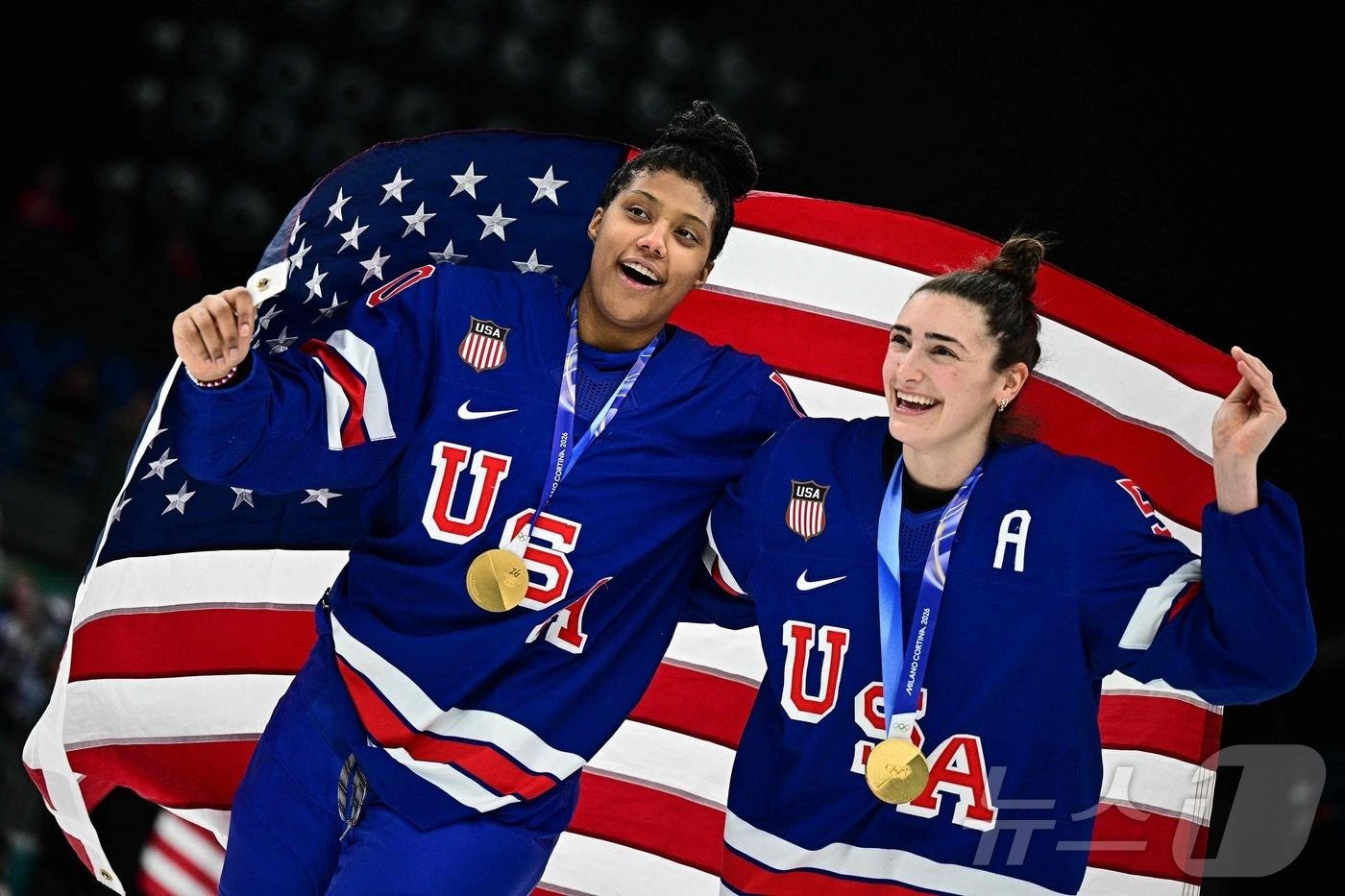 본문 이미지 - 20일(한국시간) 미국의 라일라 에드워즈(왼쪽)와 메건 켈러가  2026 밀라노·코르티나담페초 동계올림픽 여자 아이스하키 우승을 축하하고 있는 모습.  ⓒ AFP=뉴스1