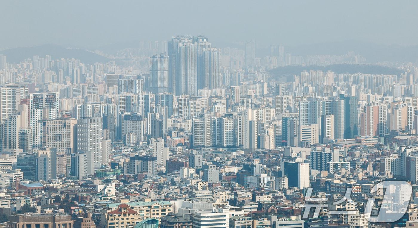 본문 이미지 -  서울 남산에서 바라본 도심 아파트 단지. . 2026.2.20 ⓒ 뉴스1 안은나 기자