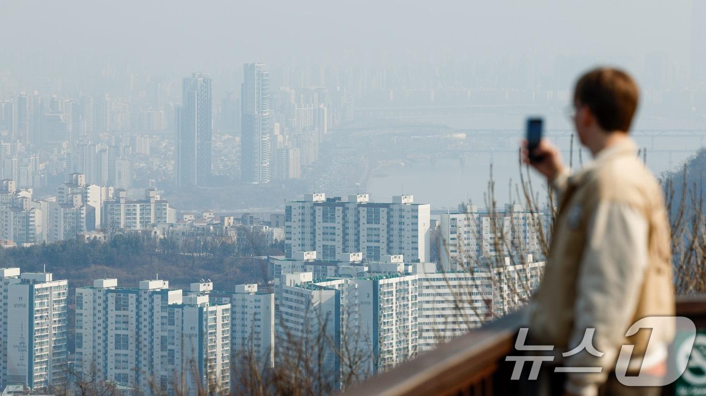 본문 이미지 - 20일 오후 서울 남산에서 바라본 도심 아파트 단지. 2026.2.20 ⓒ 뉴스1 안은나 기자