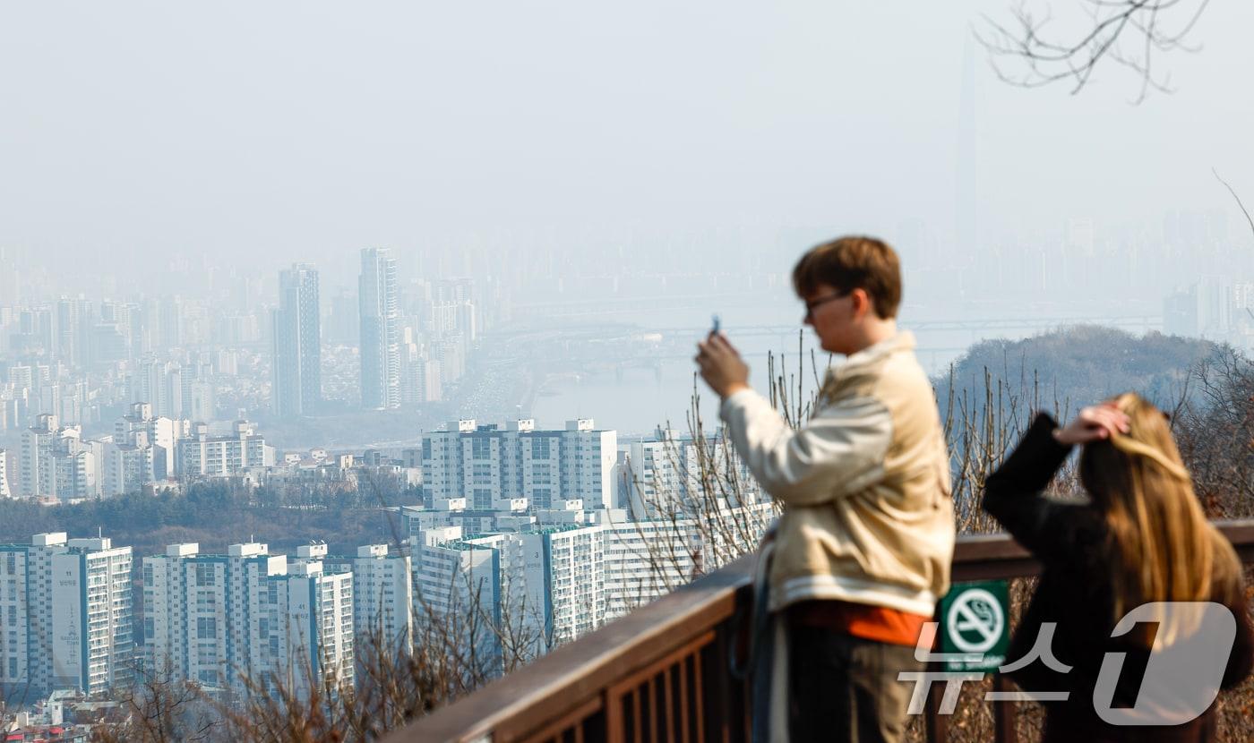 본문 이미지 - 날이 포근해지자 초미세먼지가 '나쁨' 수준을 보인 가운데 서울 남산에서 관광객들이 사진을 찍고 있다. 2026.2.20 ⓒ 뉴스1 안은나 기자