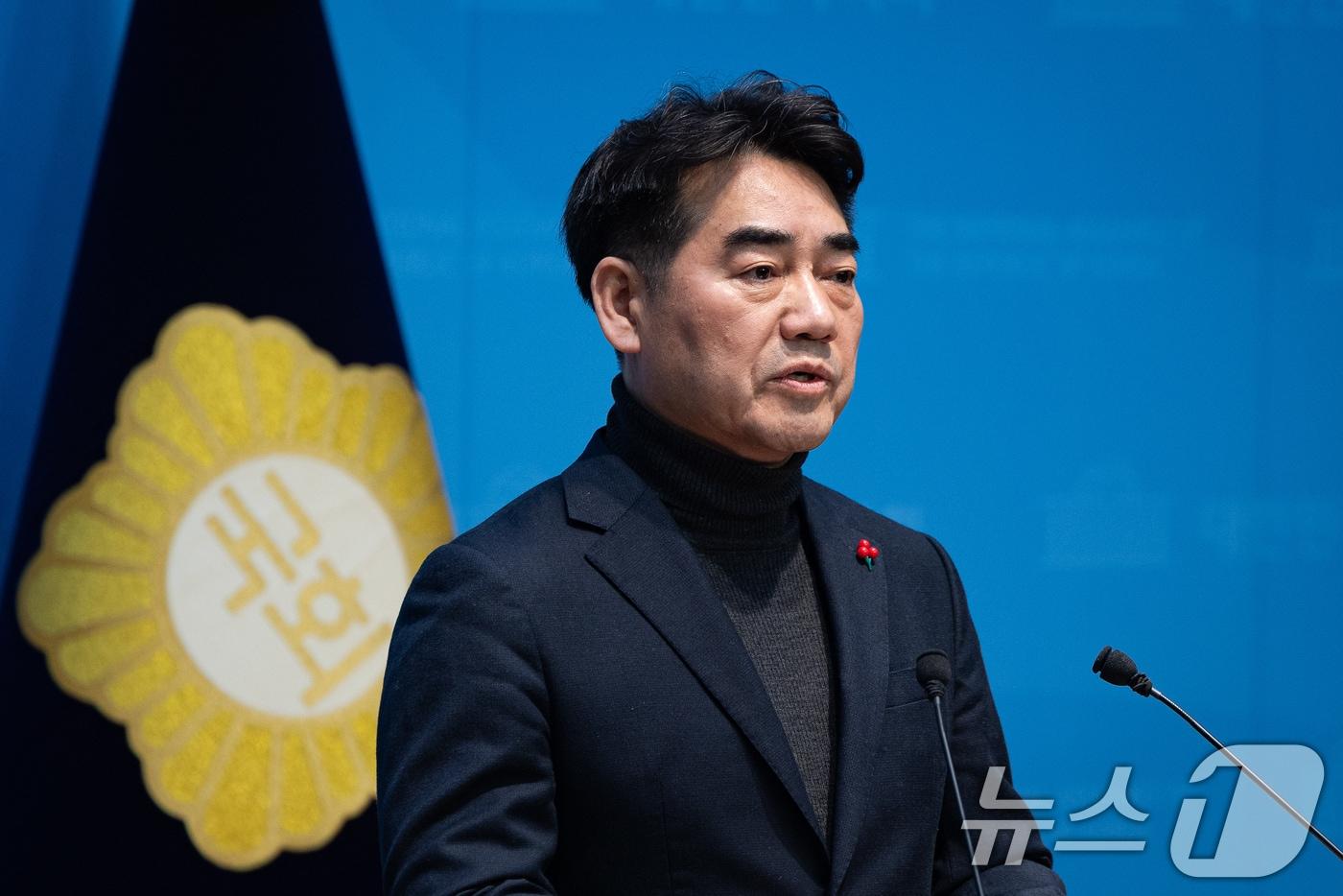 본문 이미지 - 이성권 국민의힘 의원이 20일 서울 여의도 국회 소통관에서 윤석열 전 대통령 내란 1심 선고 관련 장동혁 대표 입장 발표를 비판하는 기자회견을 하고 있다. 2026.2.20 ⓒ 뉴스1 유승관 기자