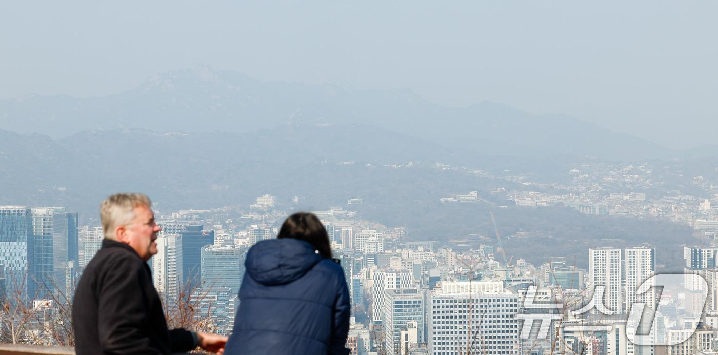 본문 이미지 - 날이 포근해지자 초미세먼지가 '나쁨' 수준을 보이는 20일 오후 서울 남산에서 바라본 도심이 뿌옇다. 2026.2.20 ⓒ 뉴스1 안은나 기자