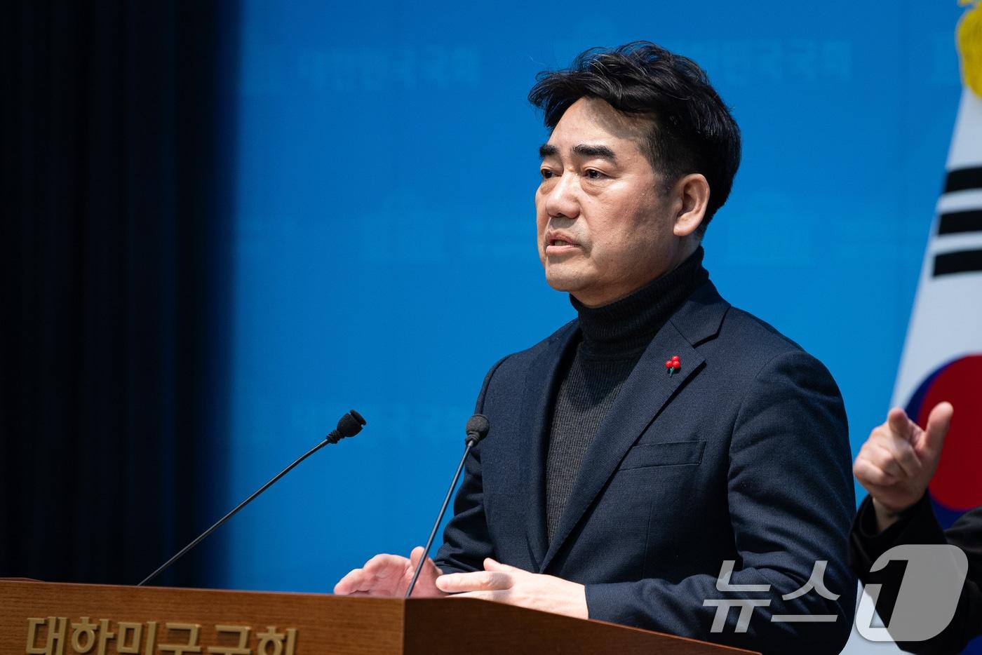 본문 이미지 - 이성권 국민의힘 의원이 20일 서울 여의도 국회 소통관에서 윤석열 전 대통령 내란 1심 선고 관련 장동혁 대표 입장 발표를 비판하는 기자회견을 하고 있다. 2026.2.20 ⓒ 뉴스1 유승관 기자