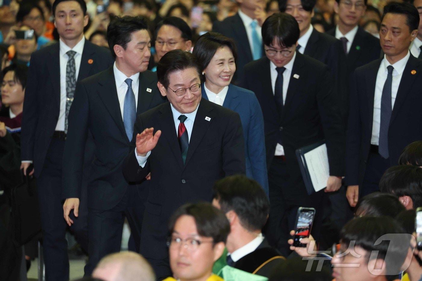 본문 이미지 - 이재명 대통령이 20일 대전 유성구 한국과학기술원(KAIST)에서 열린 학위수여식에 입장하고 있다. 2026.2.20 ⓒ 뉴스1 이재명 기자