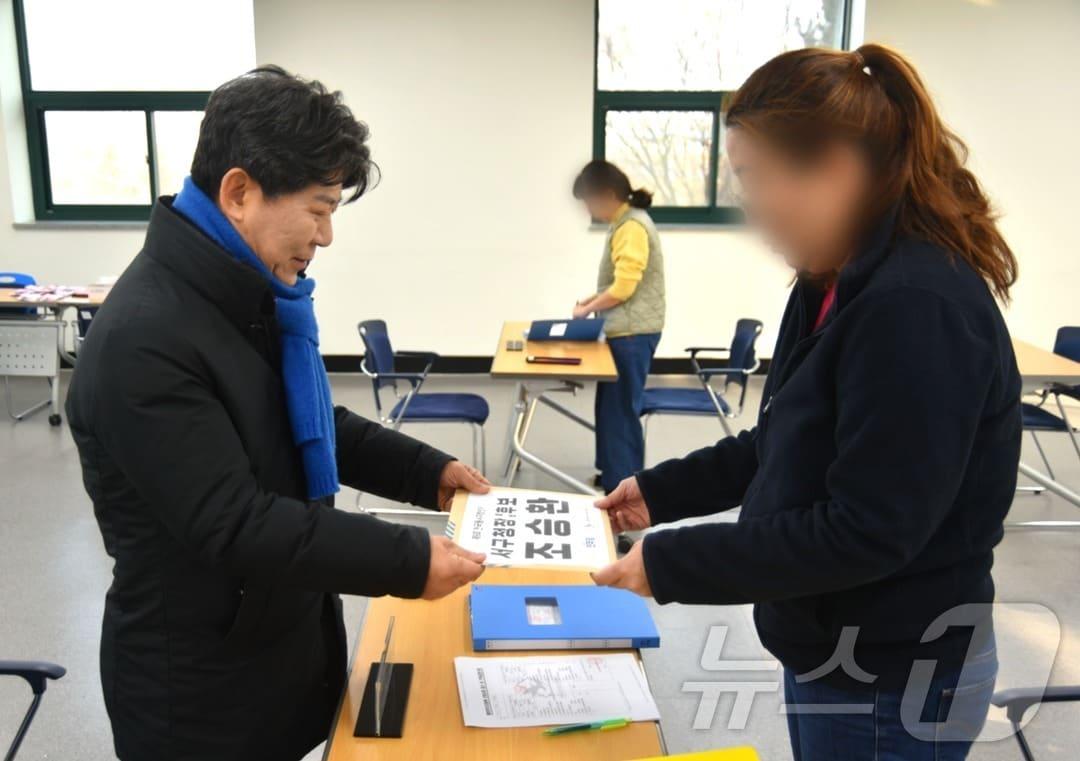 본문 이미지 - 조승환 더불어민주당 정책위 부의장(왼쪽)이 20일 제9회 전국동시지방선거 광주 서구청장 예비후보로 등록했다,(조승환 제공, 재배포 및 DB 금지) ⓒ 뉴스1