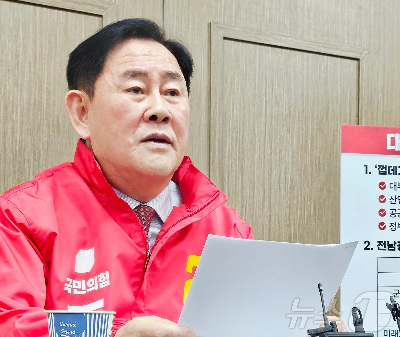 본문 이미지 - 최경환 경북지사 예비후보가 지난 20일 국민의힘 경북도당에서 긴급 기자회견를 열고 대구·경북 행정통합과 관련해 입장을 밝히고 있다. ⓒ 뉴스1 남승렬 기자