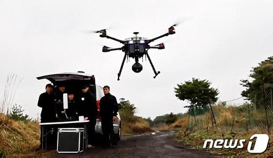 본문 이미지 -  올레길을 순찰중인 드론./뉴스1