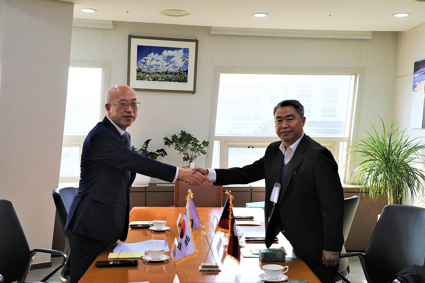 본문 이미지 - 조원철 법제처장(왼쪽)과 솜데트 깨오봉삭 라오스 국립대학교 법정대학장.(법제처 제공)