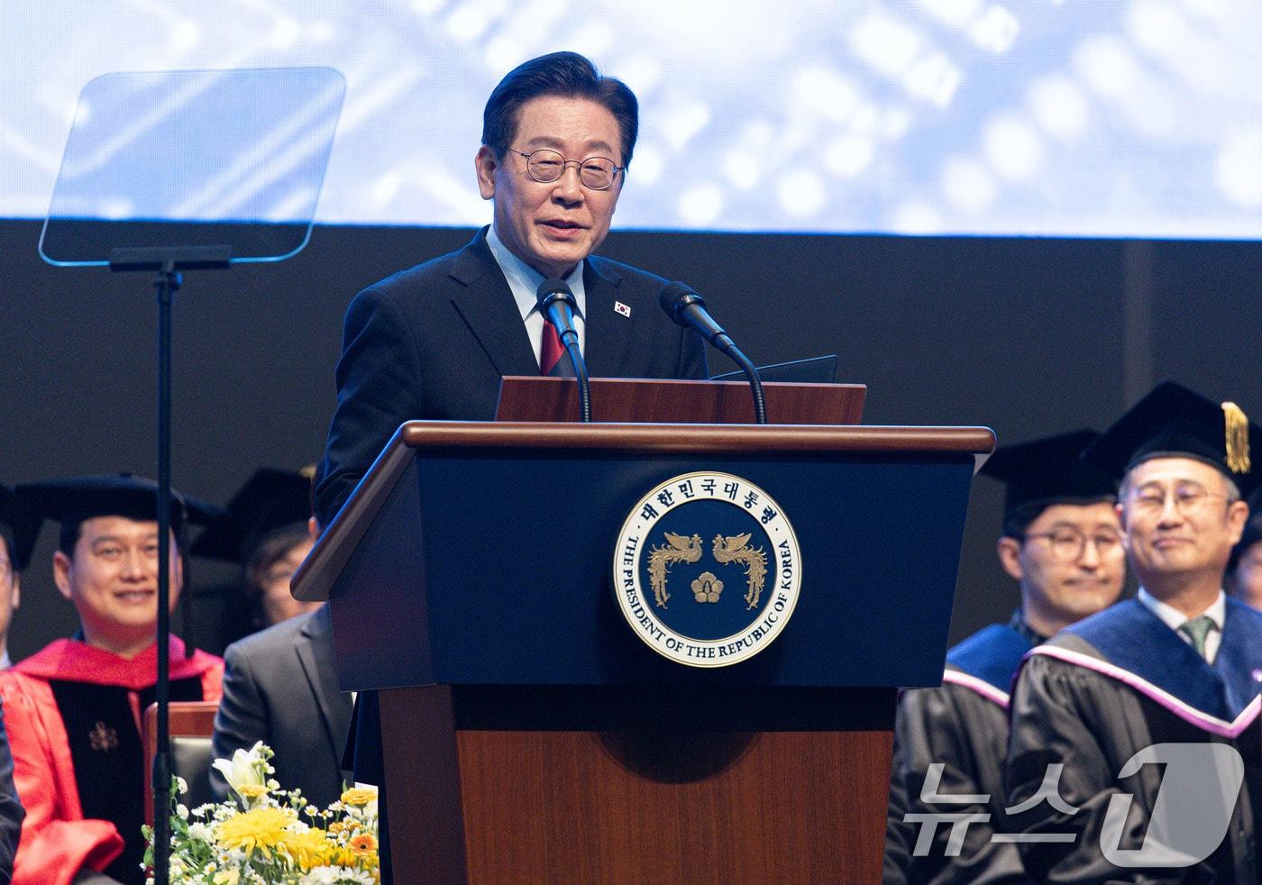 본문 이미지 - 이재명 대통령이 20일 대전 유성구 한국과학기술원(KAIST)에서 열린 학위수여식에서 축사를 하고 있다. 2026.2.20 ⓒ 뉴스1 이재명 기자