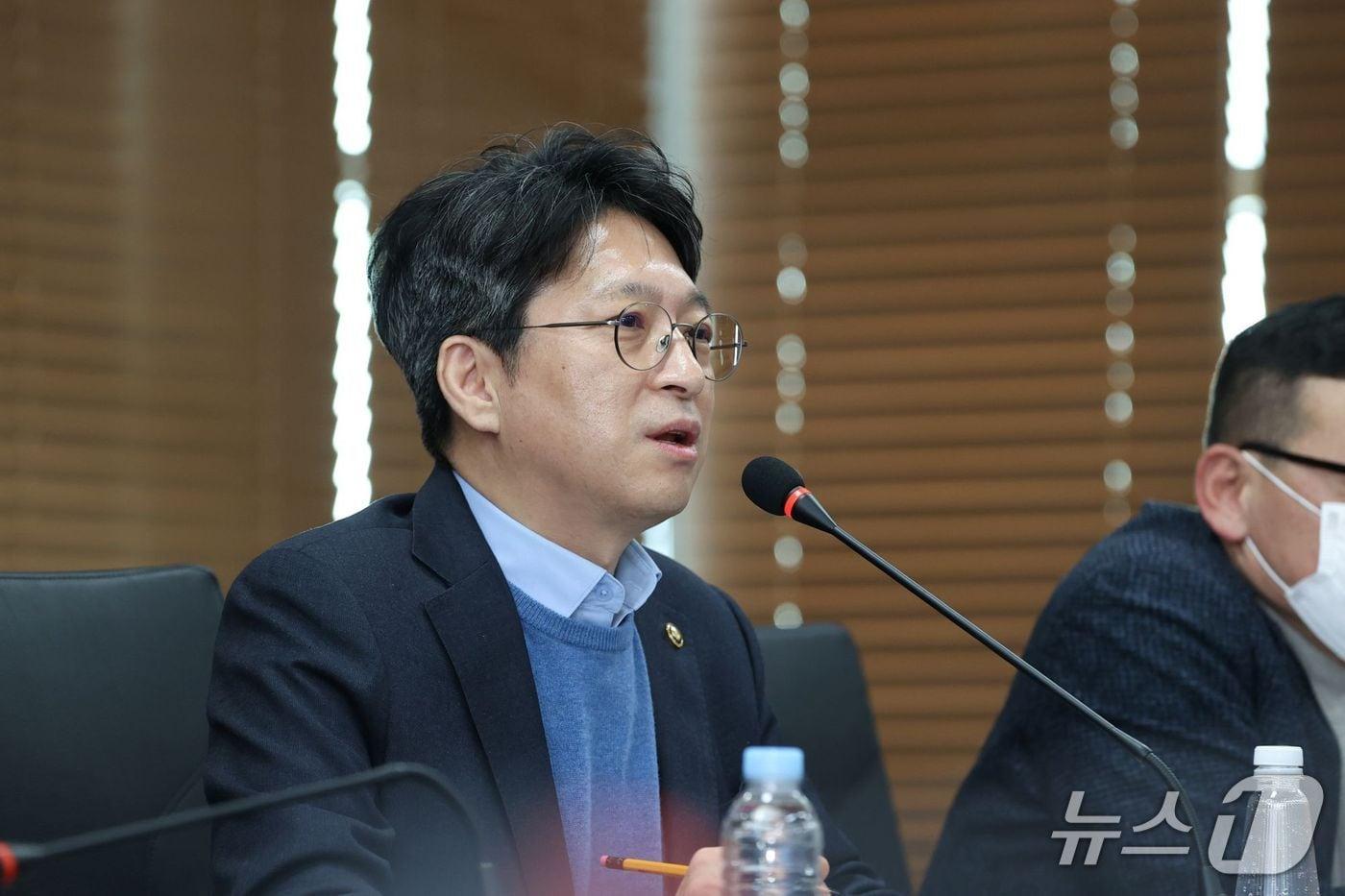 본문 이미지 - 홍지선 국토교통부 제2차관이 20일 가덕도신공항건설공단을 방문해 현장 점검을 하고 있다.(국토교통부 제공)뉴스1ⓒ news1