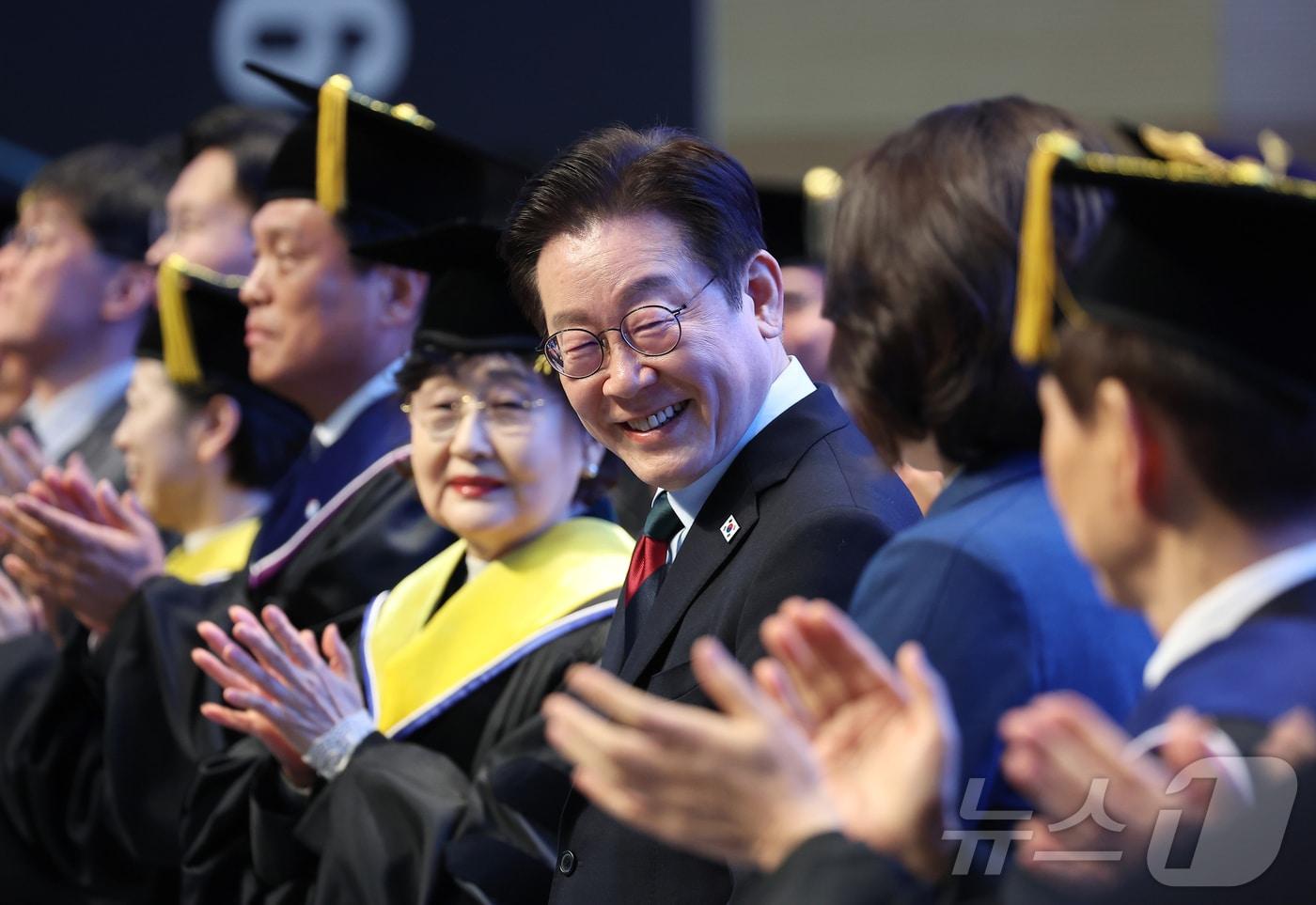 본문 이미지 - 이재명 대통령이 20일 대전 유성구 한국과학기술원(KAIST)에서 열린 학위수여식에서 박수를 치고 있다. (청와대통신사진기자단) 2026.2.20 ⓒ 뉴스1 이재명 기자