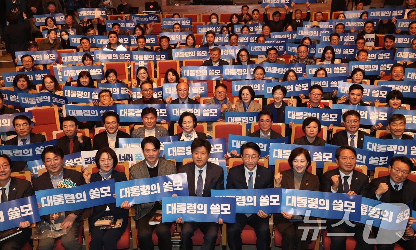 본문 이미지 - 김용 전 민주연구원 부위원장이 20일 경기 수원시 팔달구 경기아트센터에서 열린 자신의 저서 ’대통령의 쓸모‘ 출판 기념회에서 참석자들과 함께 기념촬영을 하고 있다. 2026.2.20 ⓒ 뉴스1 김영운 기자