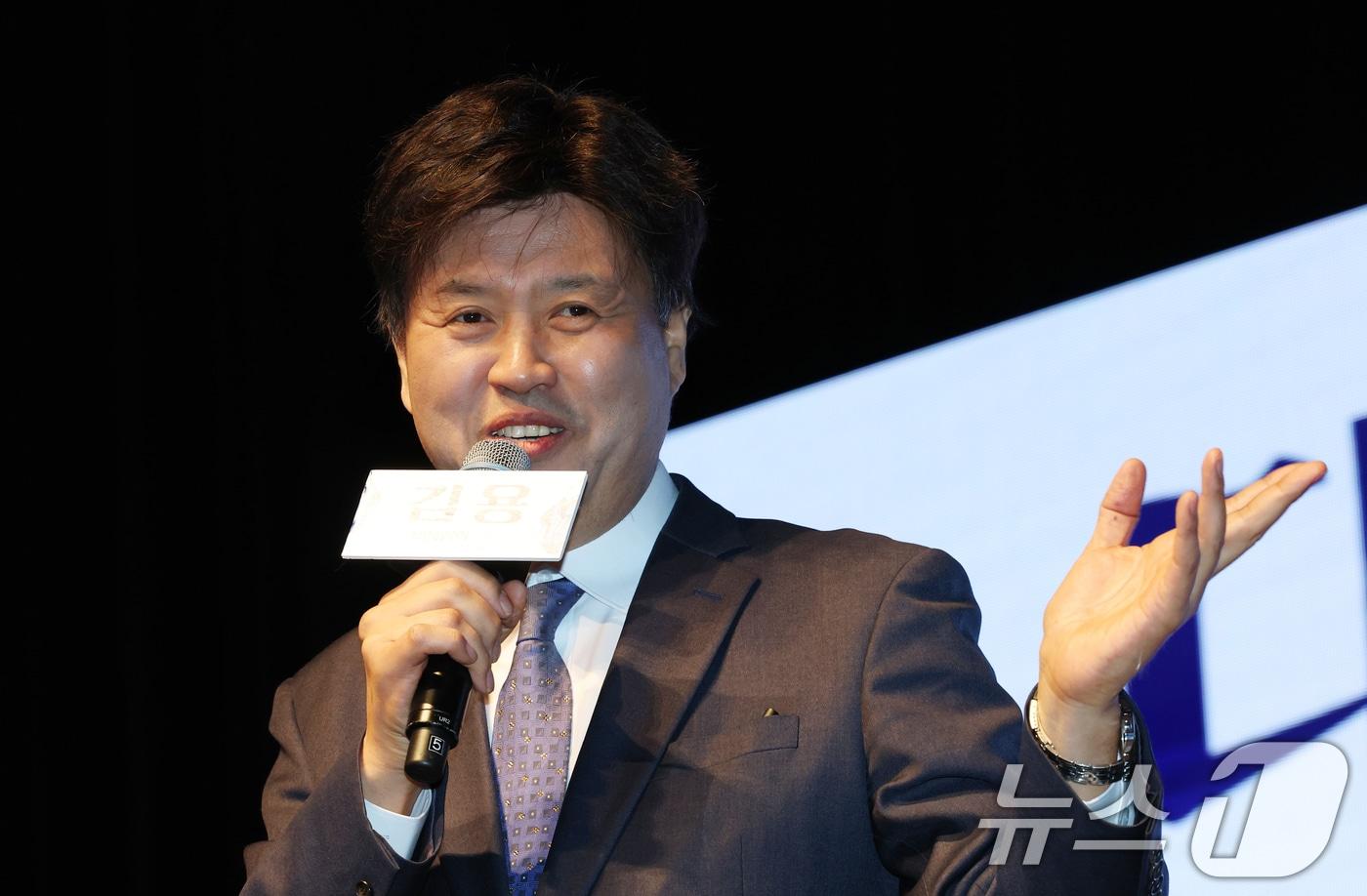 본문 이미지 - 김용 전 민주연구원 부위원장이 지난 20일 경기 수원시 팔달구 경기아트센터에서 열린 자신의 저서 ’대통령의 쓸모‘ 출판 기념회에서 인사말을 하고 있다. 2026.2.20 ⓒ 뉴스1 김영운 기자