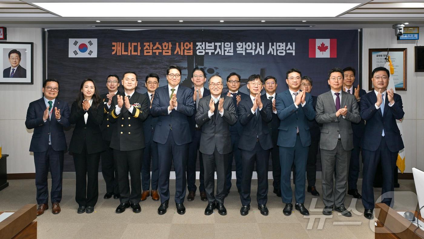 본문 이미지 - 지난 2월20일 방위사업청 과천 청사에서 열린 '캐나다 잠수함 사업 정부지원 확약서 서명식'에서 참석자들이 기념촬영을 하고 있다.(방위사업청 제공. 재판매 및 DB 금지) 2026.2.20 ⓒ 뉴스1