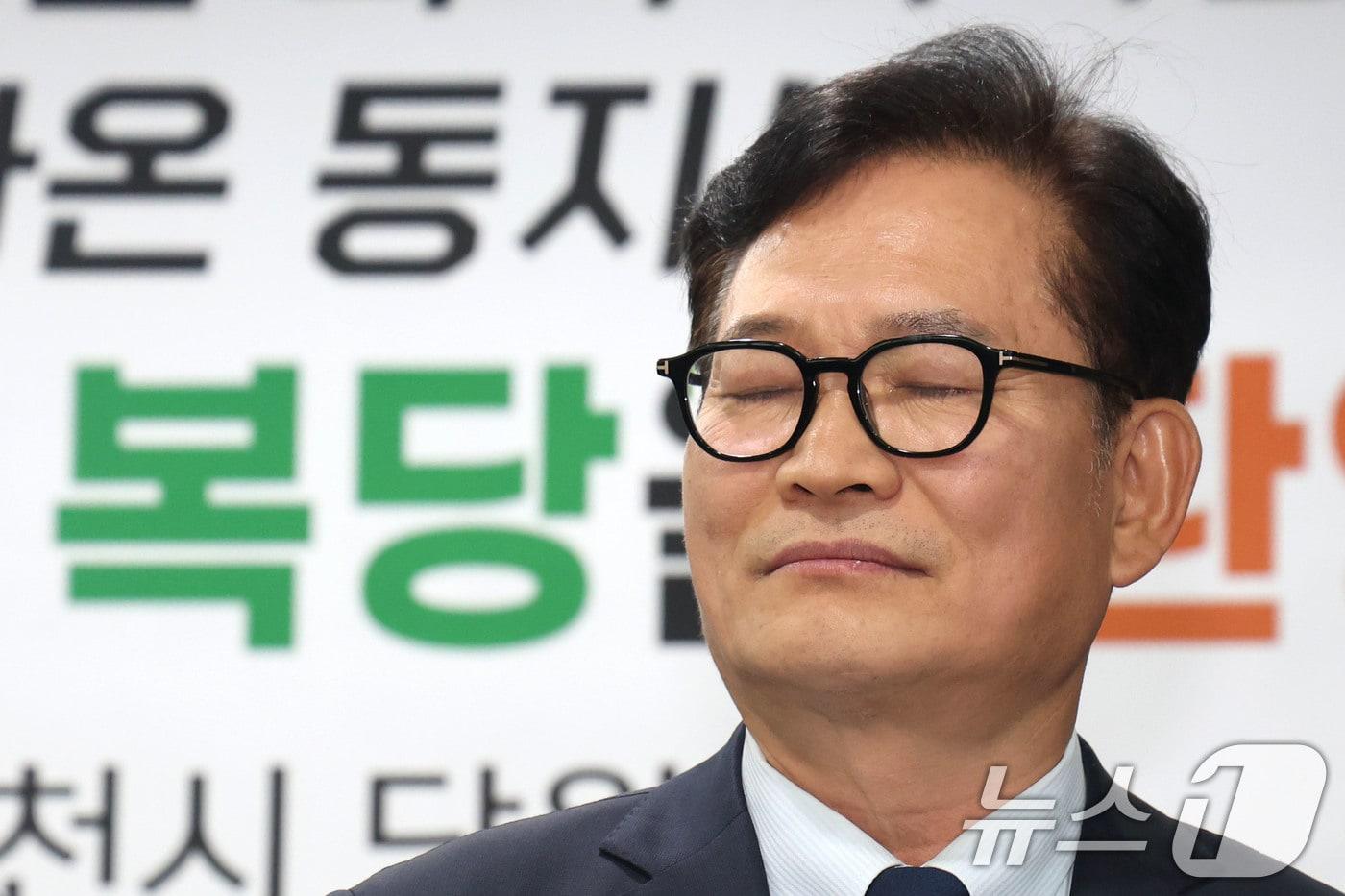 본문 이미지 - 송영길 전 더불어민주당 대표가 지난 2월 20일 오후 인천 남동구 더불어민주당 인천시당을 찾아 복당 신청서를 제출한뒤 눈을 감고 생각에 잠겨 있다. 2026.2.20 ⓒ 뉴스1 이광호 기자