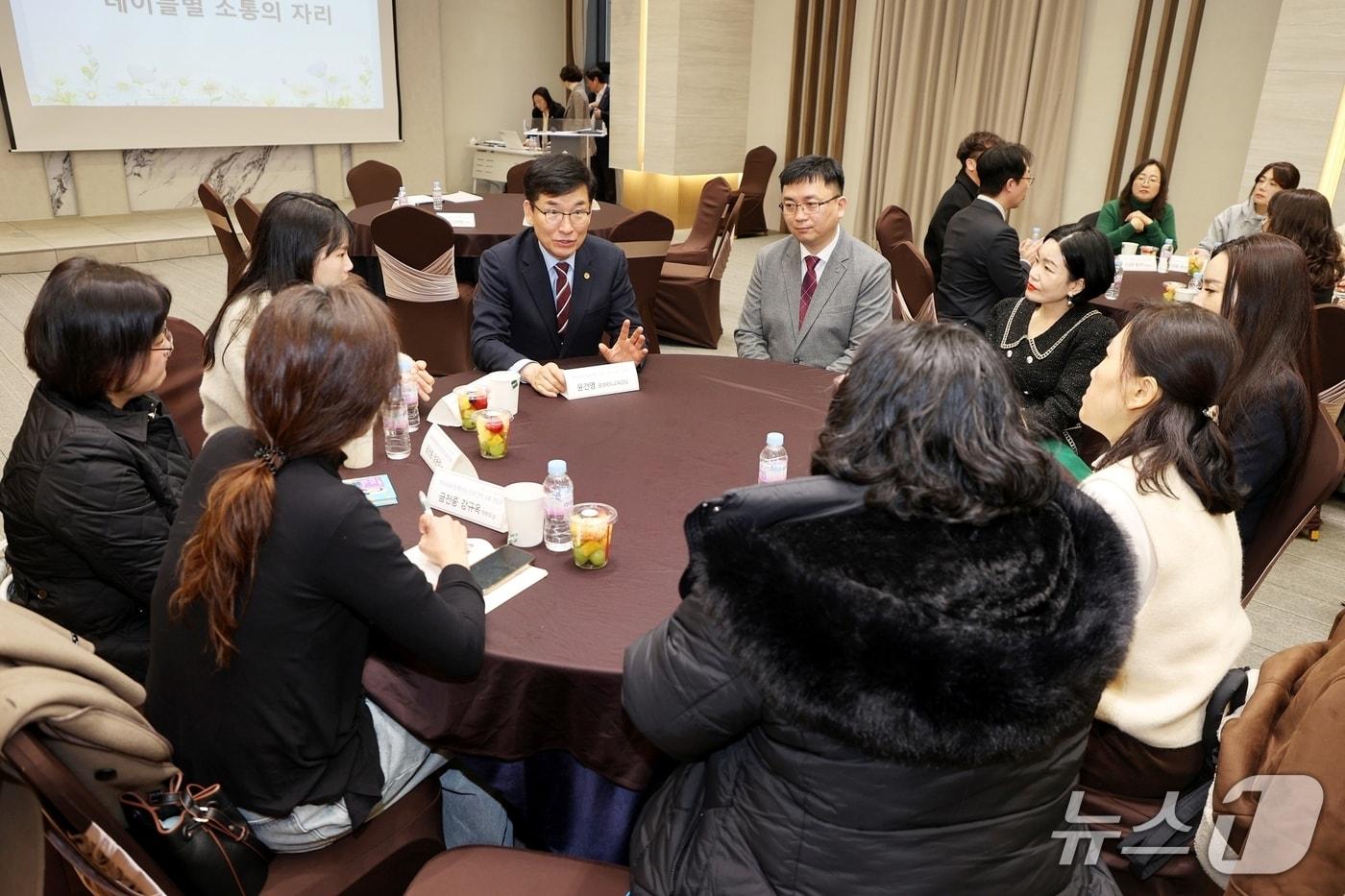 본문 이미지 - 충북교육청은 20일 청주 글로스터호텔에서 충북형 대입 지원 정책의 방향과 역할을 안내하는 '2026 학부모와 함께하는 진로·진학 소통 간담회'를 개최했다.(충북교육청 제공, 재판매 및 DB금지)/뉴스1