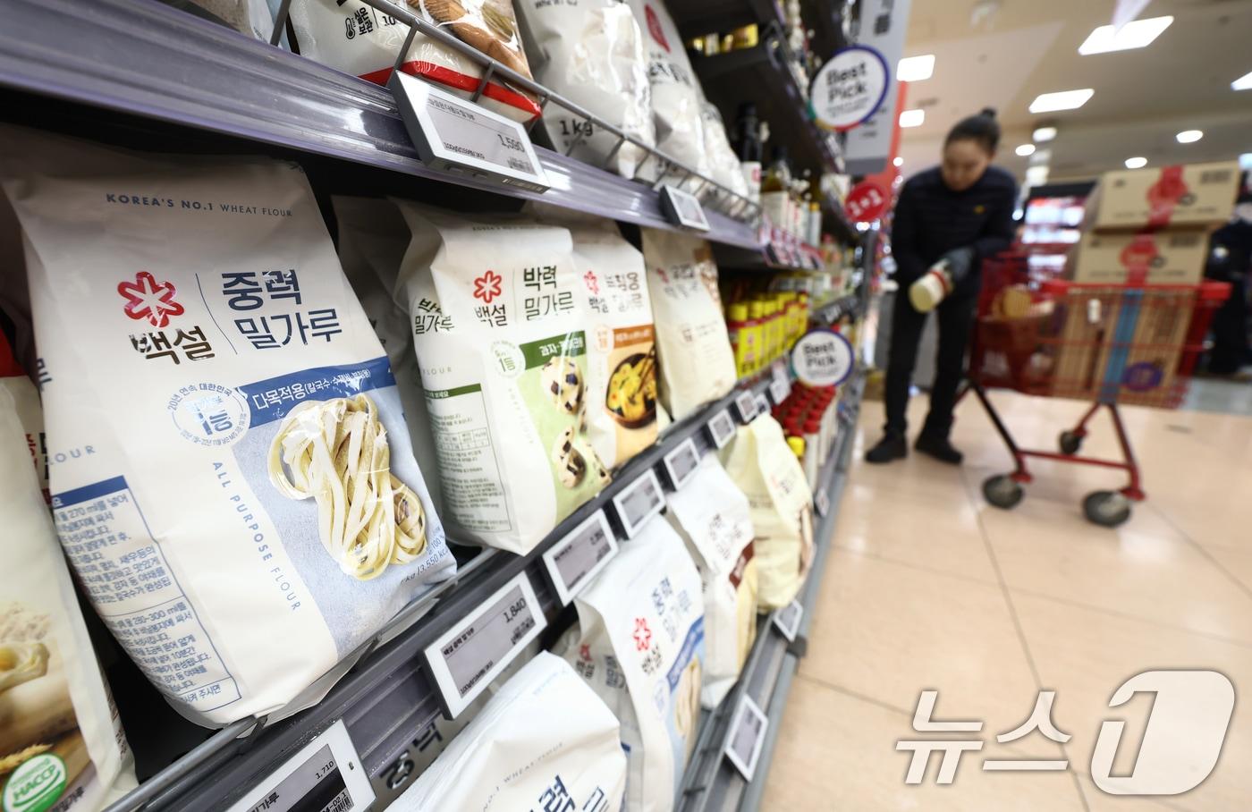 본문 이미지 - 공정거래위원회가 국내 밀가루 시장의 88%를 점유한 대선제분, 대한제분, 사조동아원, 삼양사, 삼화제분, CJ제일제당, 한탑 등 7개 제분사의 '6년 담합' 혐의에 대한 제재 절차에 착수했다. 2006년 이후 20년 만에 재현된 제분업계 담합 사건으로, 관련 매출액만 5조 8000억원에 달해 최대 1조 2000억 원 규모의 과징금이 예고됐다. 사진은 서울 시내 마트 밀가루 코너 모습. 2026.2.20 ⓒ 뉴스1 김민지 기자