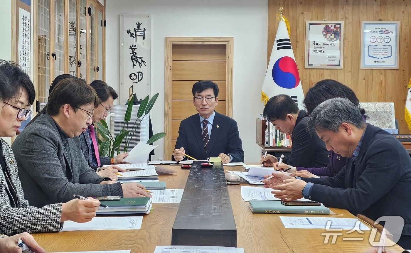 본문 이미지 - 20일 오후 윤건영 충북교육감이 교육청에서 기획회의를 주재하고 있다.(충북교육청 제공, 재판매 및 DB금지)/뉴스1