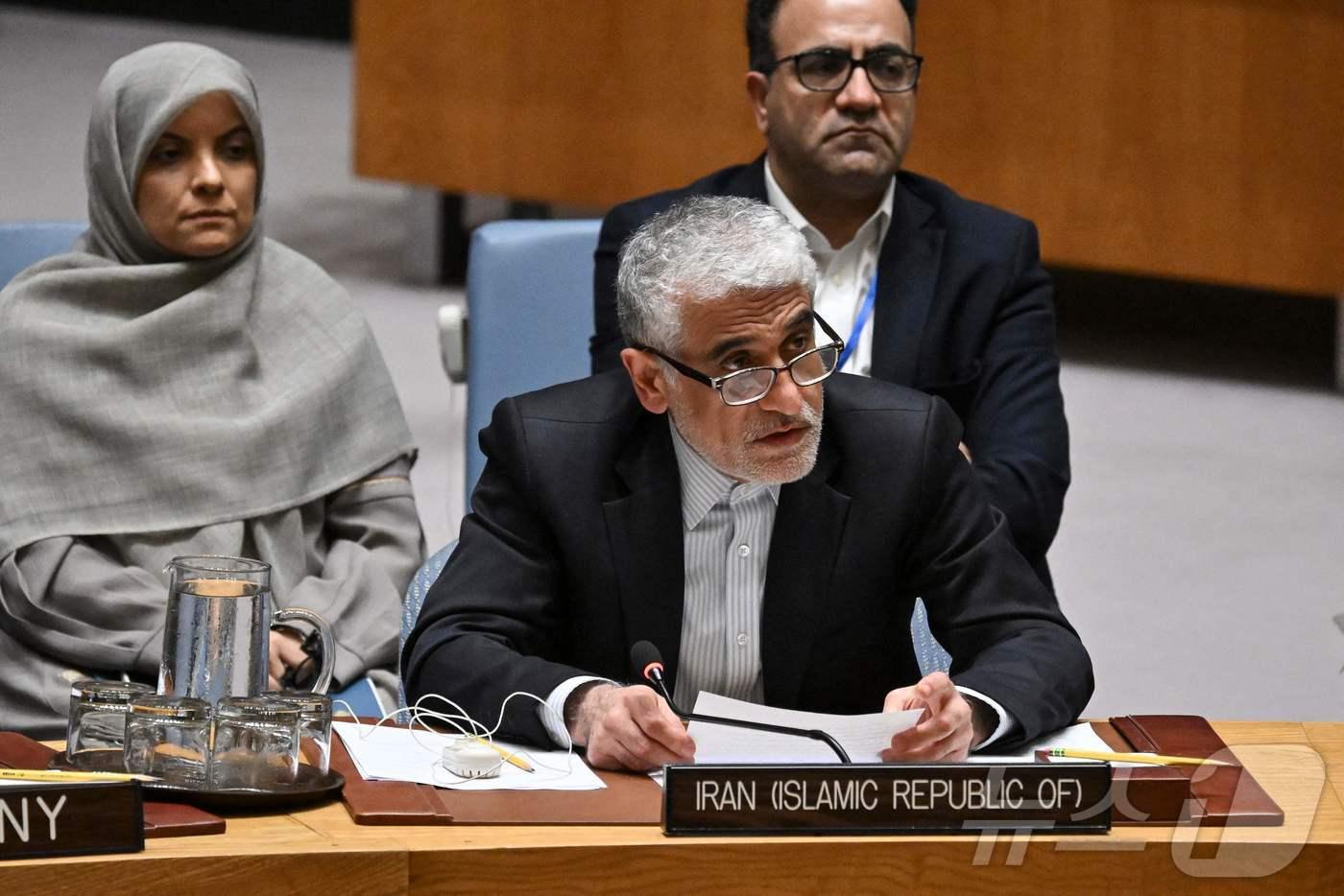 본문 이미지 - 이란의 유엔 대표 아미르 사에이드 이라바니가 2025년 6월 24일 뉴욕 유엔 본부에서 열린 이스라엘-이란 분쟁 관련 유엔 안전보장이사회 회의에서 발언하고 있다. 2025.06.24. ⓒ AFP=뉴스1