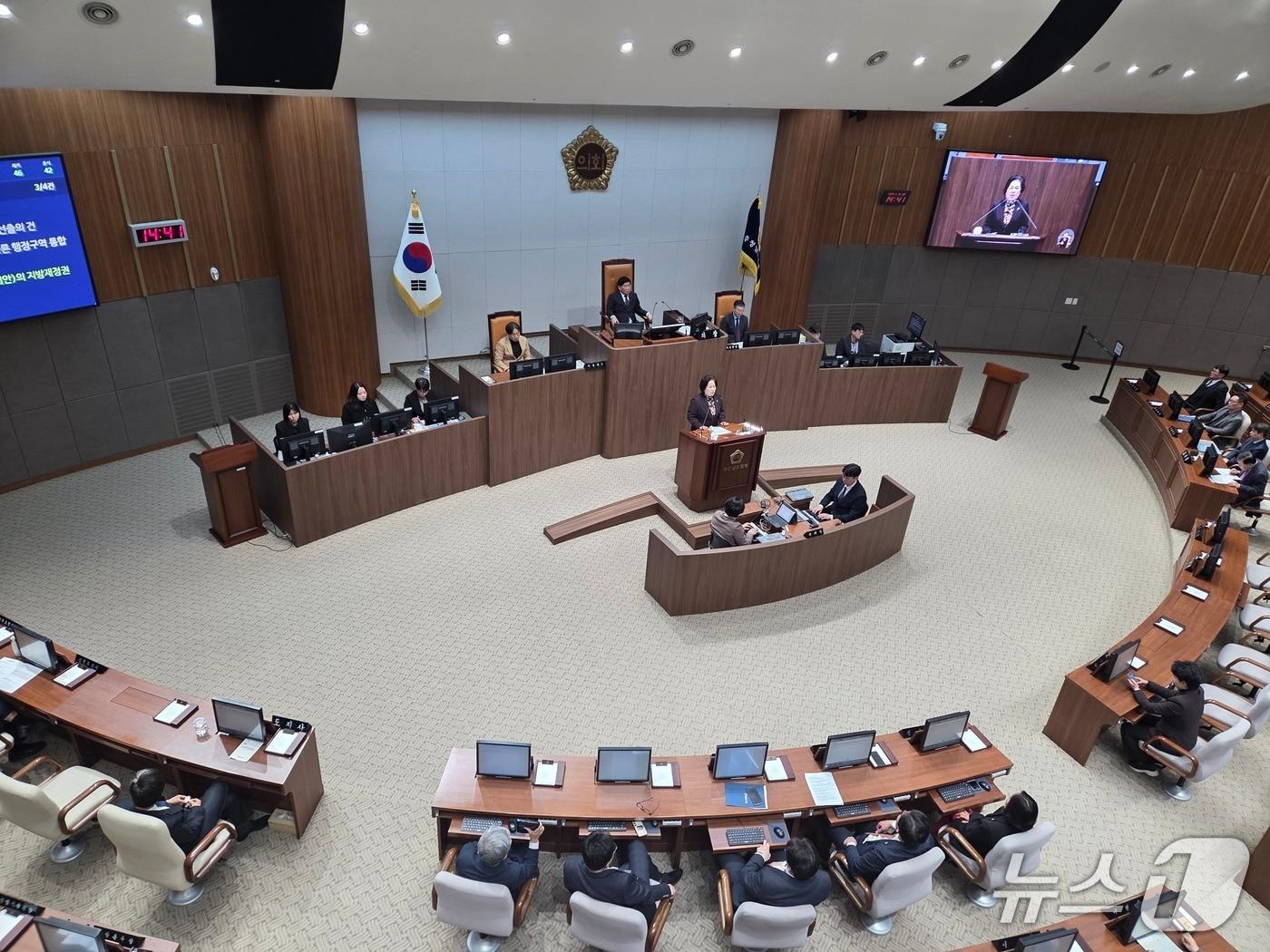 본문 이미지 - 충남도의회가 19일 본회의장에서 임시회를 진행하고 있는 모습./뉴스1