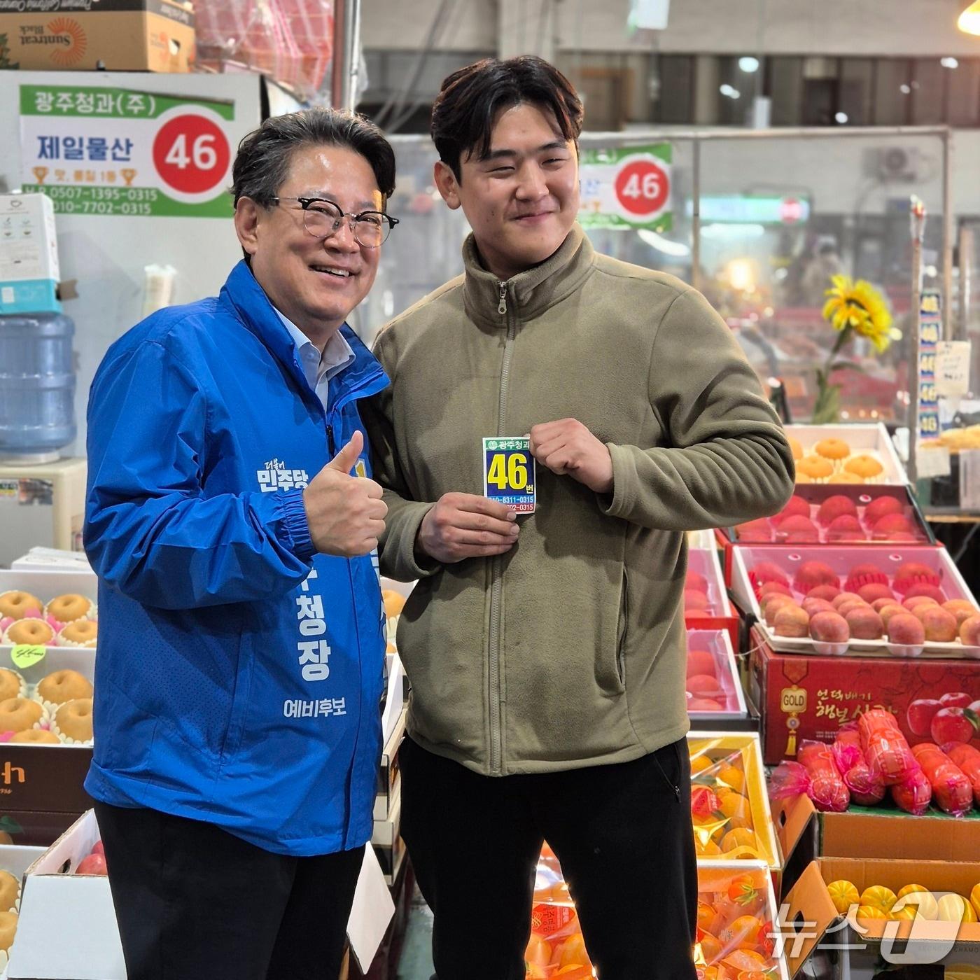 본문 이미지 - 20일 문상필 더불어민주당 부대변인이 광주 북구 각화동 농수산물 도매시장을 찾아 상인과 사진을 찍고 있다.(문상필 예비후보 제공. 재판매 및 DB 금지)