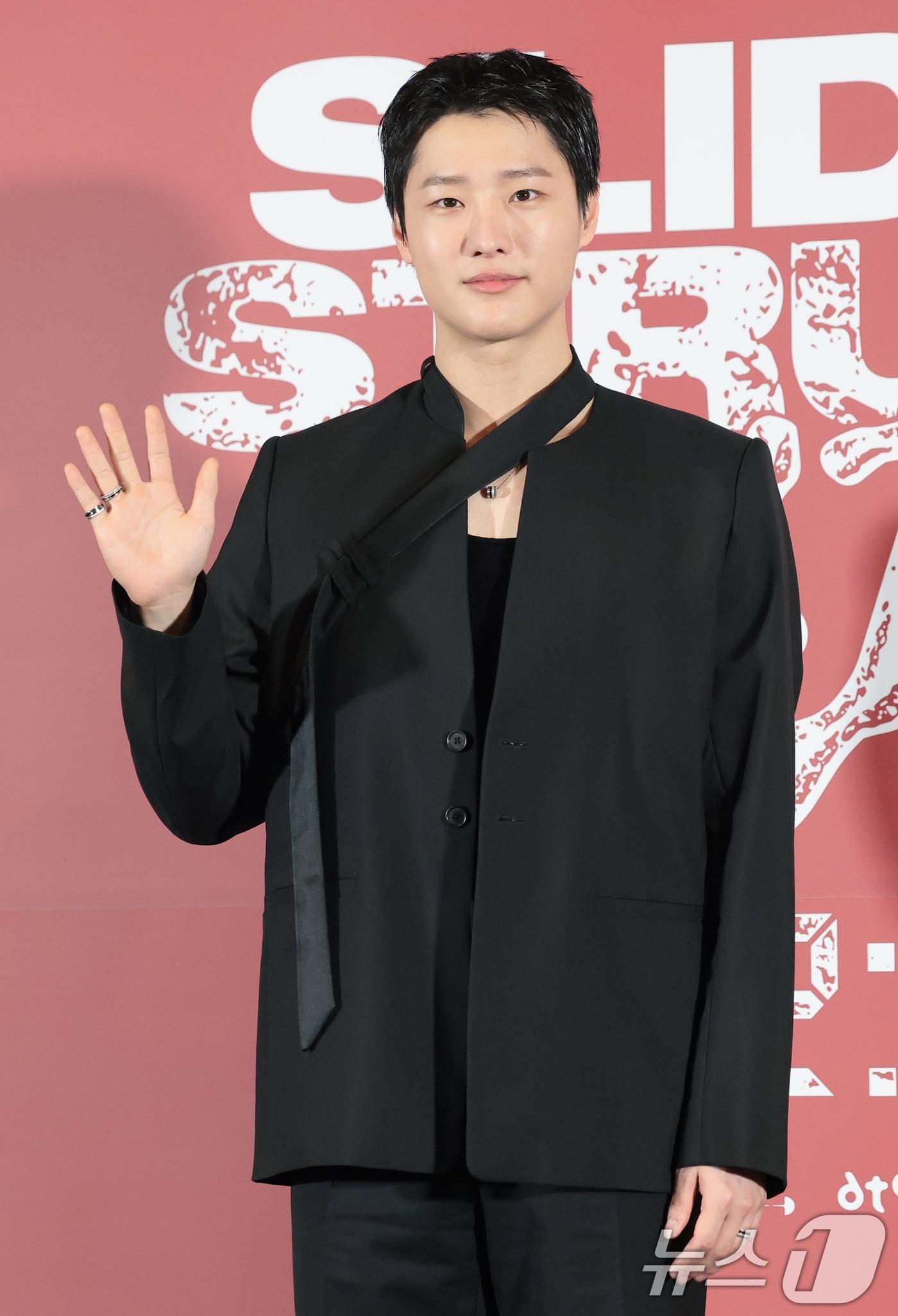 본문 이미지 - 가수 우즈(WOODZ)가 20일 오후 서울 용산구 CGV용산아이파크몰에서 열린 영화 ‘슬라이드 스트럼 뮤트’ 언론시사회 및 기자간담회에 참석해 포즈를 취하고 있다. ‘슬라이드 스트럼 뮤트’는 오디션에 불합격한 어느 밤, 의문의 남자가 맡긴 부서진 기타를 연주한 ‘우진’(우즈 분)이 저주받은 시간을 가로질러 욕망으로 질주하는 미스터리 쇼트 필름이다. 2026.2.20 ⓒ 뉴스1 권현진 기자