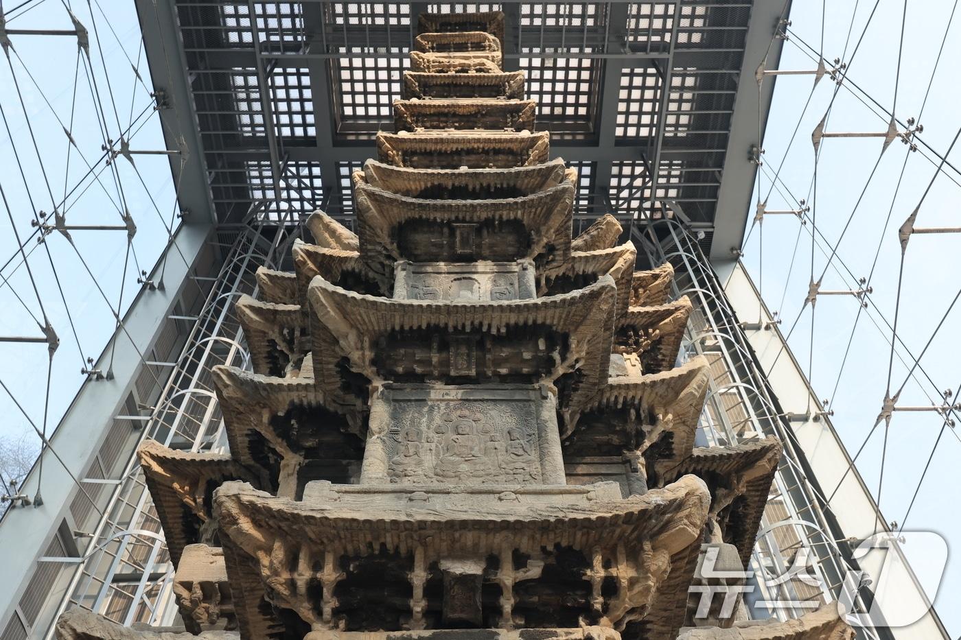 본문 이미지 - 20일 오후 서울 종로구 탑골공원에서 1999년 유리보호각 설치 이후 27년 만에 처음으로 원각사지 십층석탑 내부가 공개되고 있다. 내달 4일부터 15일까지 공개되며, 관람을 원하는 일반인은 서울시공공서비스예약을 통해 예약 접수를 하면 된다. 2026.2.20 ⓒ 뉴스1 안은나 기자