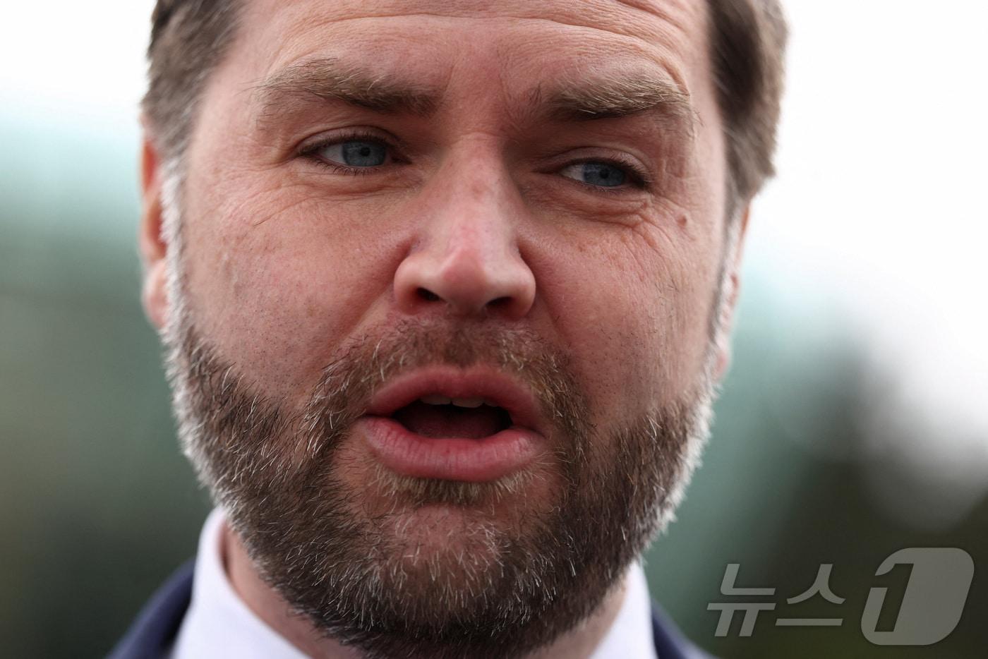 본문 이미지 - JD 밴스 미국 부통령이 지난 11일(현지시간) 아제르바이잔 바쿠에서 워싱턴DC로 출발하기 위해 에어포스투(미국 정부요인 전용기)에 탑승하기 전 언론에 이야기하고 있다. 2026.02.11. ⓒ 로이터=뉴스1