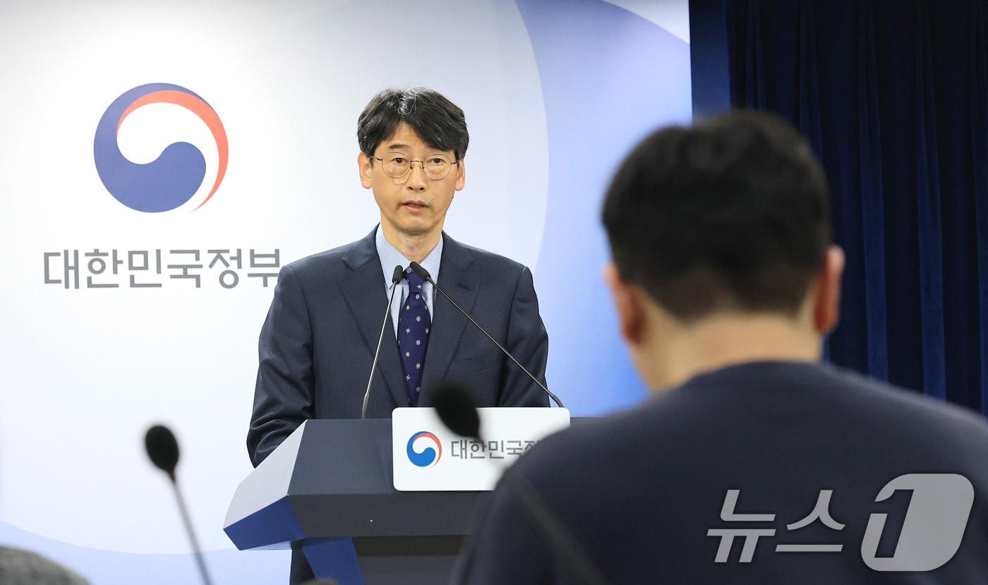 본문 이미지 - 김경만 과학기술정보통신부 인공지능정책실장이 20일 서울 종로구 정부서울청사에서 독자AI파운데이션모델 추가 발표를 하고 있다. 2026.2.20 ⓒ 뉴스1 임세영 기자