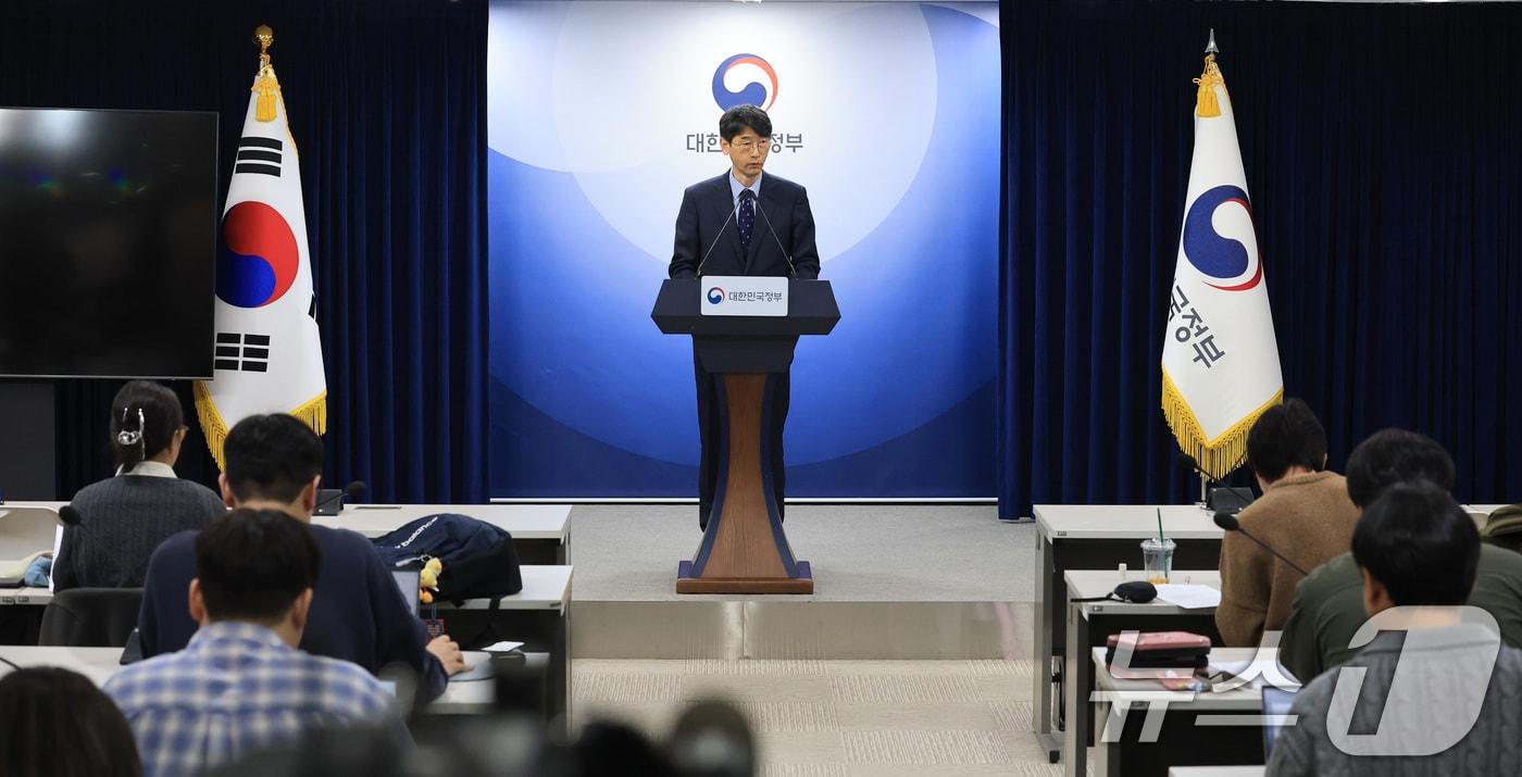 본문 이미지 - 김경만 과학기술정보통신부 인공지능정책실장이 20일 서울 종로구 정부서울청사에서 독자AI파운데이션모델 추가 발표를 하고 있다. 2026.2.20 ⓒ 뉴스1 임세영 기자