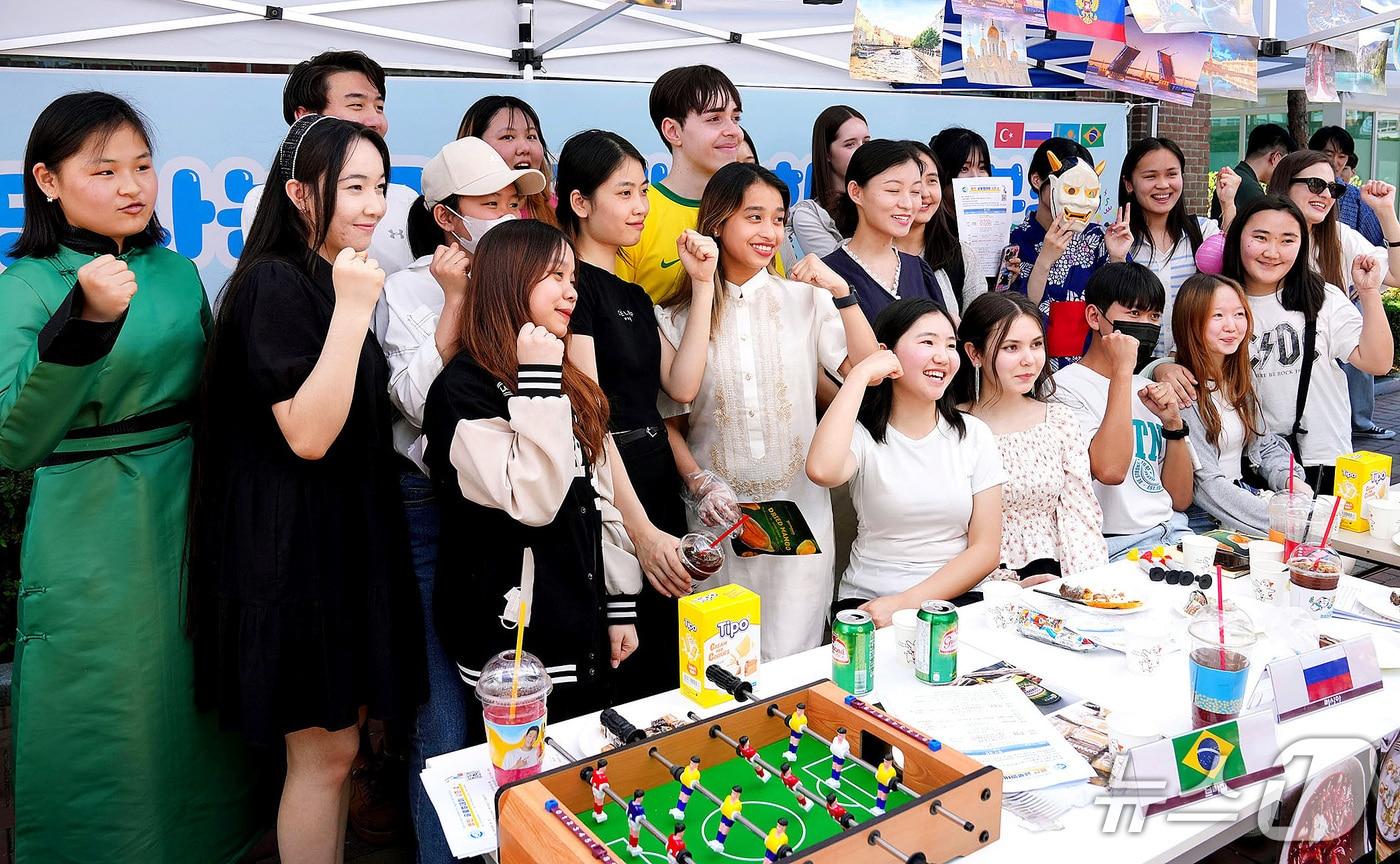 본문 이미지 - 영진전문대에서 열린 글로벌데이 행사에 참여한 외국인 유학생들.(영진전문대 제공. 재판매 및 DB금지)