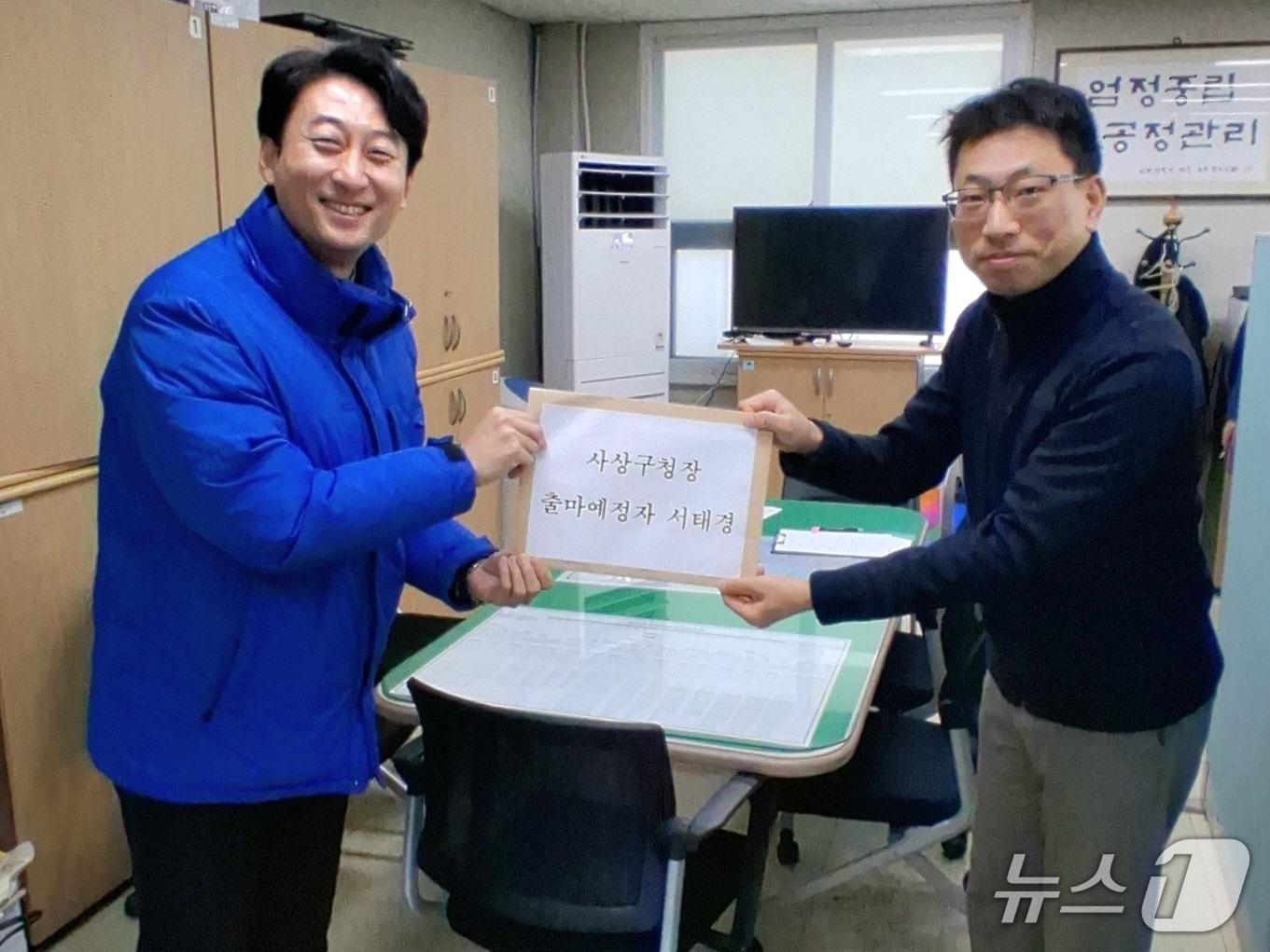 본문 이미지 - 서태경 전 청와대 행정관이 20일 오전 9시 사상구선거관리위원회를 방문해 예비후보 등록 서류를 제출하고 있다.