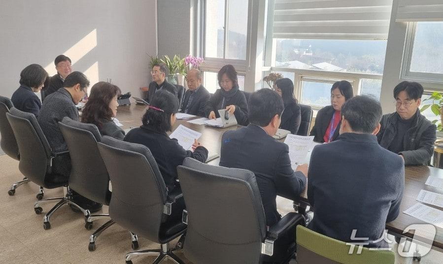 본문 이미지 - 부산 기장군 관계자들이 지역제품 구매 확대를 위한 회의를 진행하고 있다.(기장군 제공. 재판매 및 DB금지) 