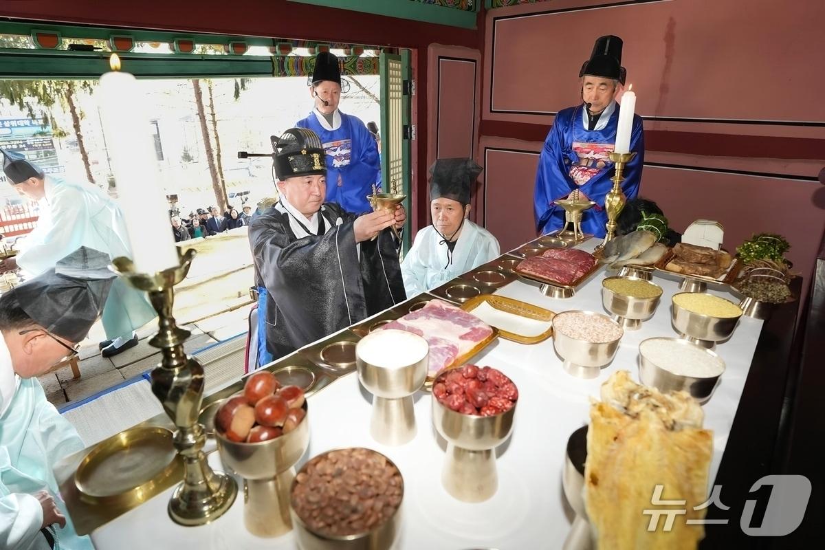 본문 이미지 - 방세환 시장이 정충묘에서 제를 올리며 순국선열을 추모하고 있는 모습.(광주시 제공)