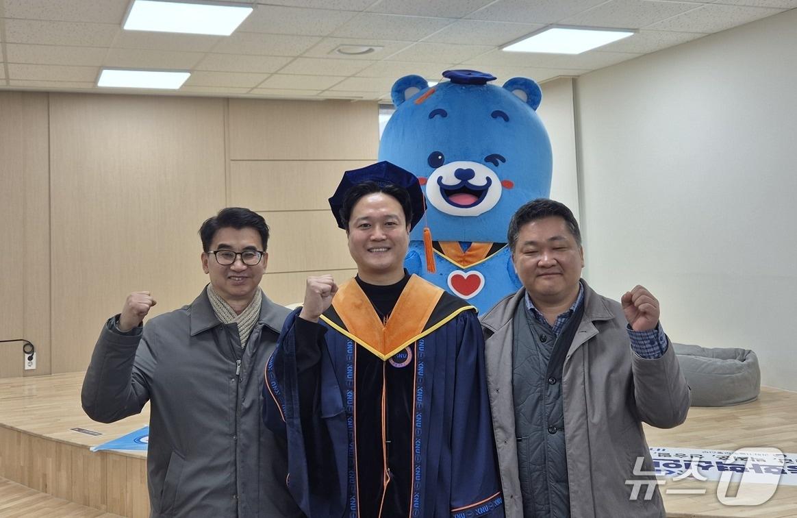 본문 이미지 - 문양세 강원대 IT대학 학장(사진 왼쪽), 허명구 주식회사 아이들 대표, 손경호 강원지능화혁신센터장이 20일 '2025학년도 전기 학위수여식(춘천캠퍼스)'을 마치고 기념촬영을 하고 있다.(강원지능화혁신센터 제공. 재판매 및 DB금지)/뉴스1