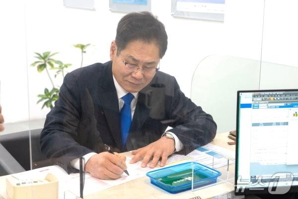 본문 이미지 - 조지훈 전 전북경제통상진흥원장이 20일 전주시 완산구 선관위에서 예비후보 등록을 마치고 전주시장 당선을 위한 본격적인 행보에 나섰다.(조지훈 예비후보 제공, 재판매 및 DB 금지)/뉴스1